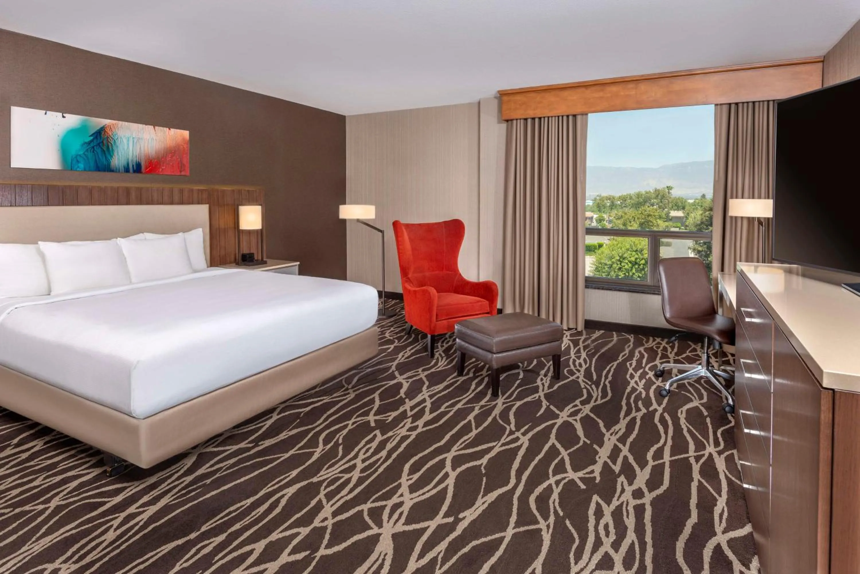 Living room, Bed in DoubleTree by Hilton San Bernardino