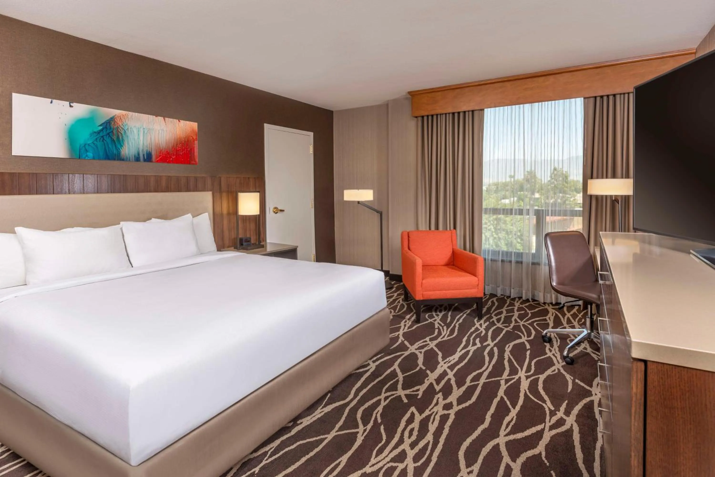 Living room, Bed in DoubleTree by Hilton San Bernardino