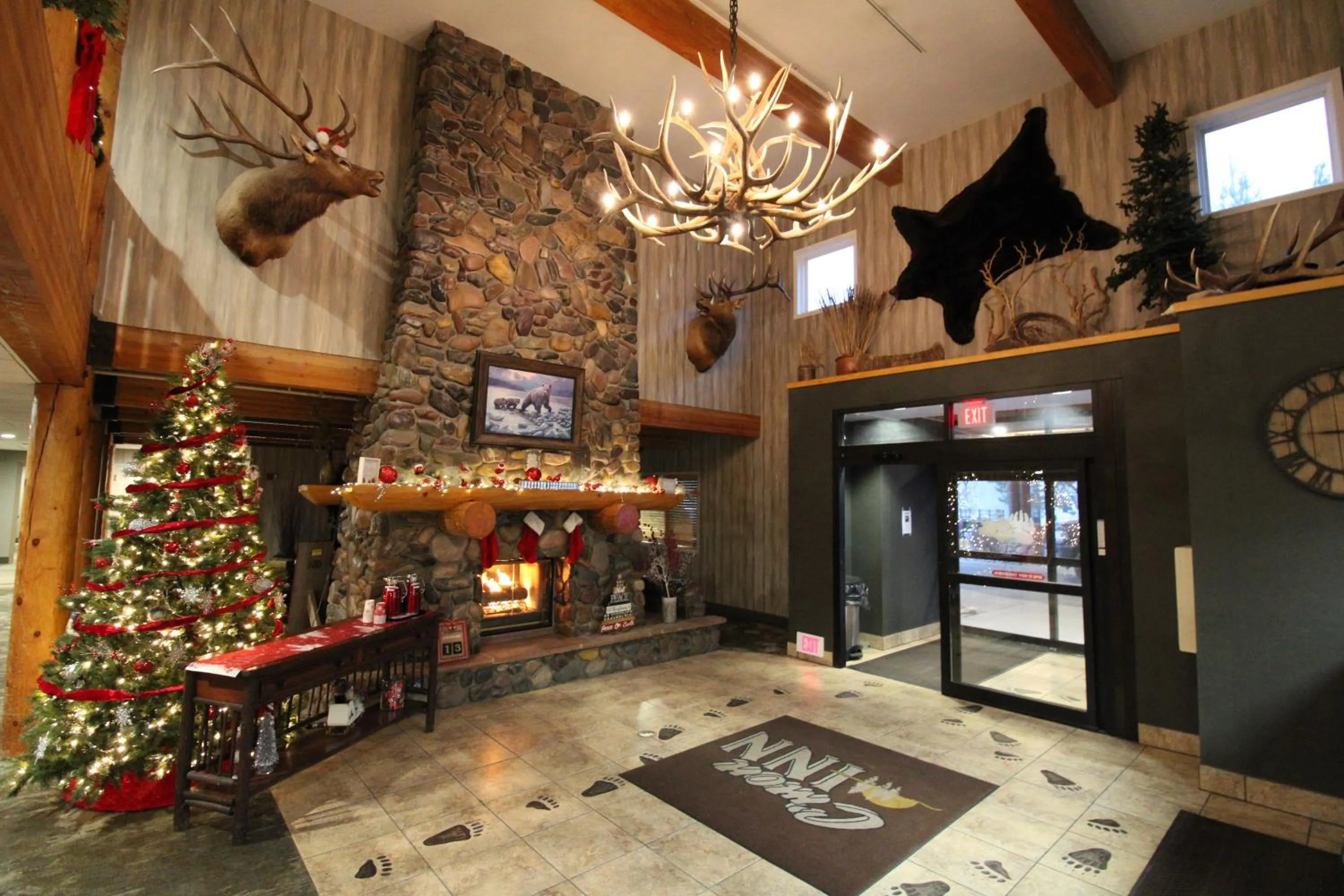 Communal lounge/ TV room in C'mon Inn Missoula