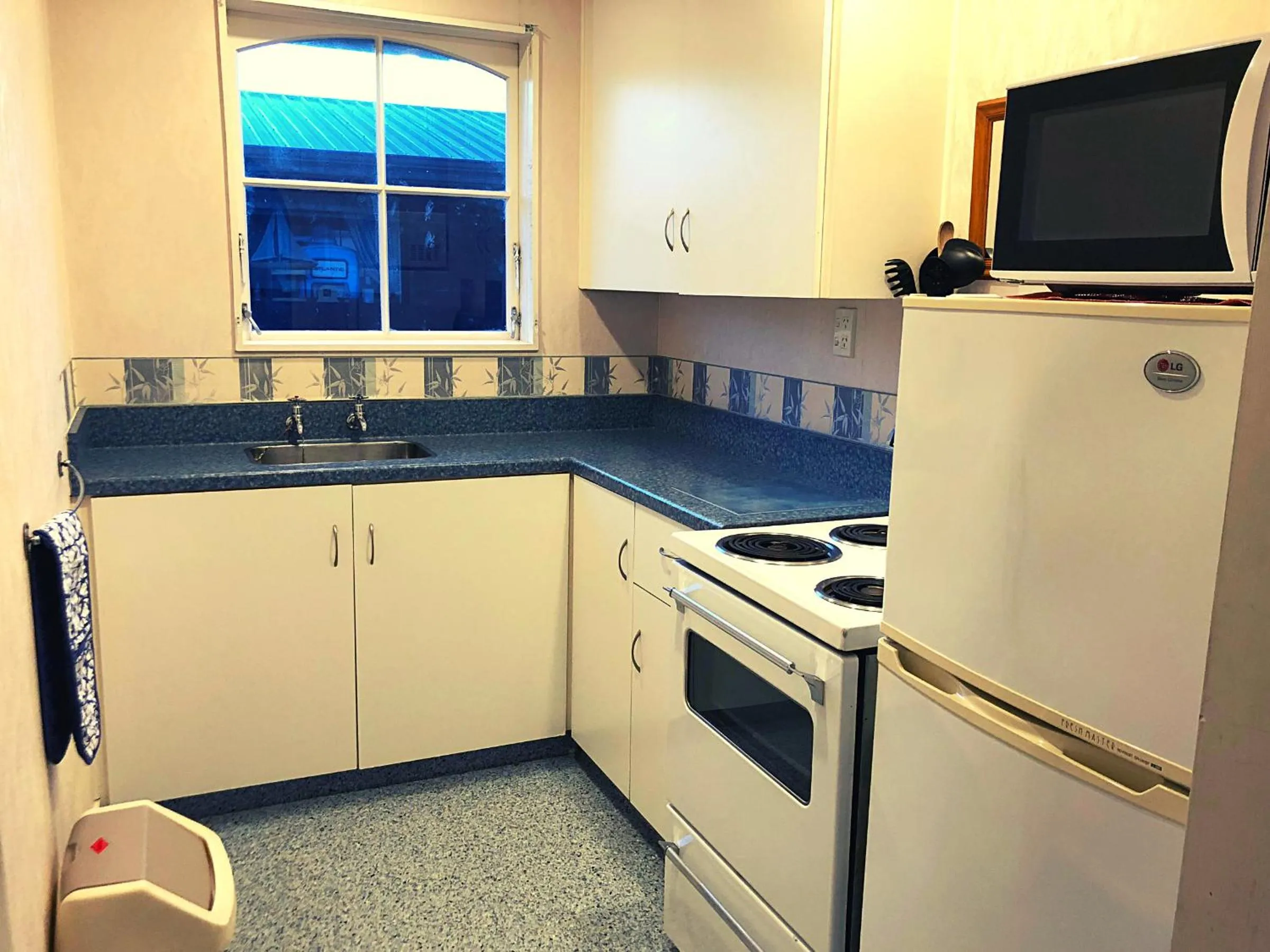 Kitchen or kitchenette in ASURE Surrey Court Motel Invercargill