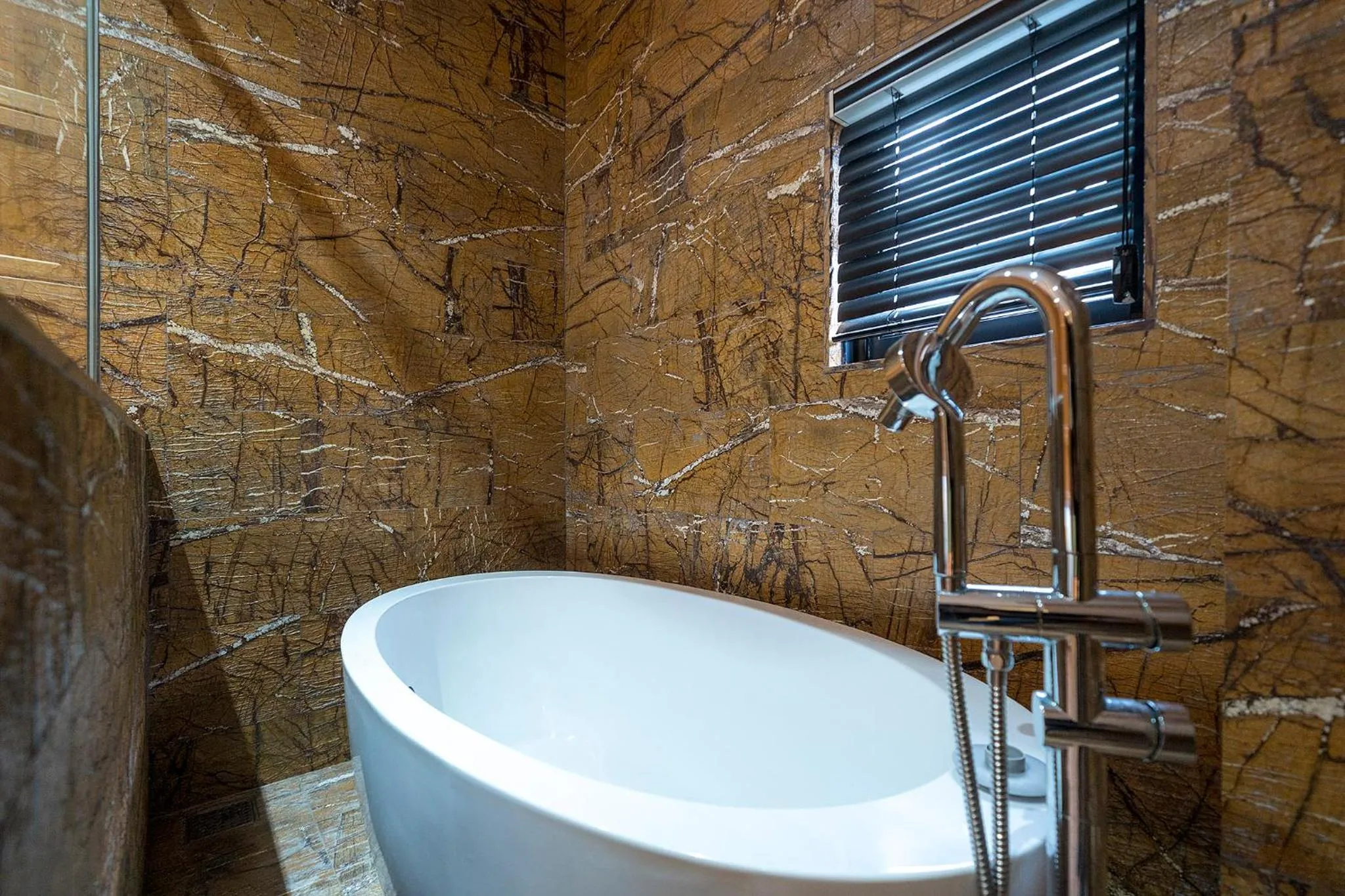 Shower in H-AVENUE Hotel Yeoksam