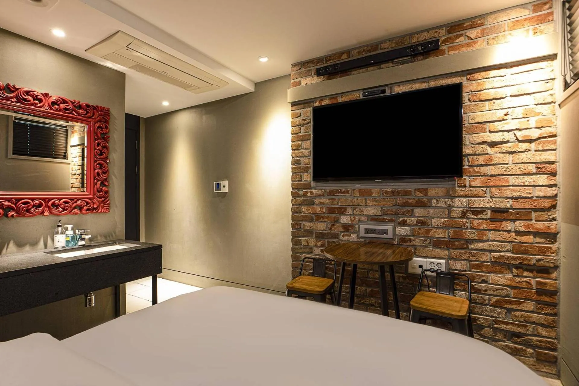 Decorative detail, Bed in H-AVENUE Hotel Yeoksam