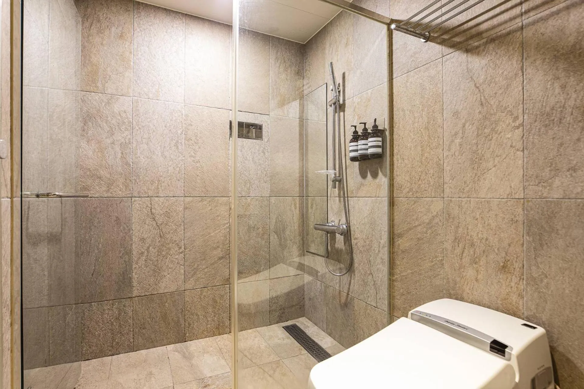 bidet in H-AVENUE Hotel Yeoksam