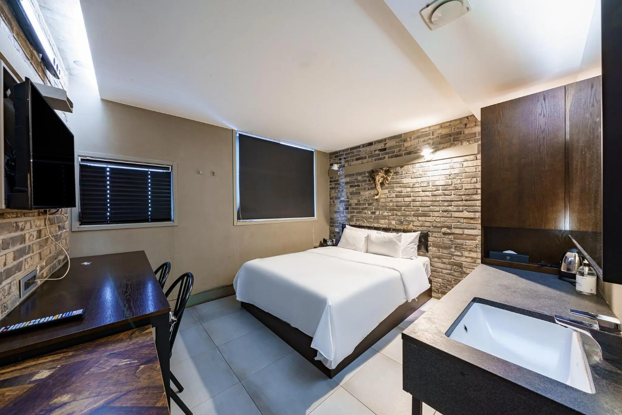 Bed in H-AVENUE Hotel Yeoksam