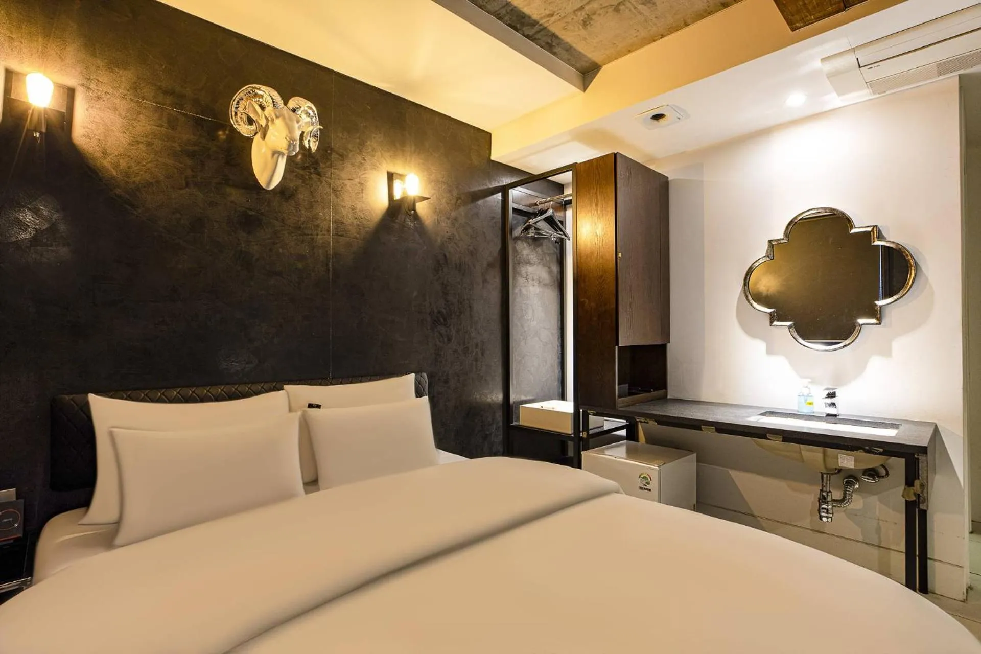 Bed in H-AVENUE Hotel Yeoksam