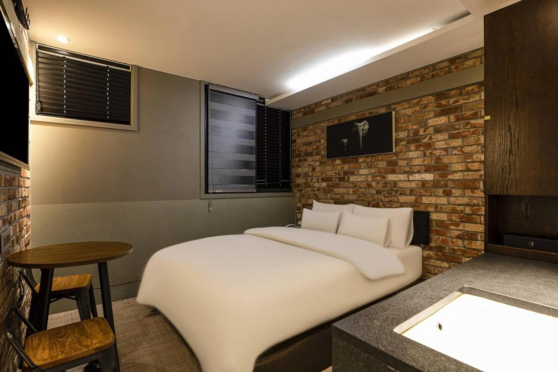 Decorative detail, Bed in H-AVENUE Hotel Yeoksam