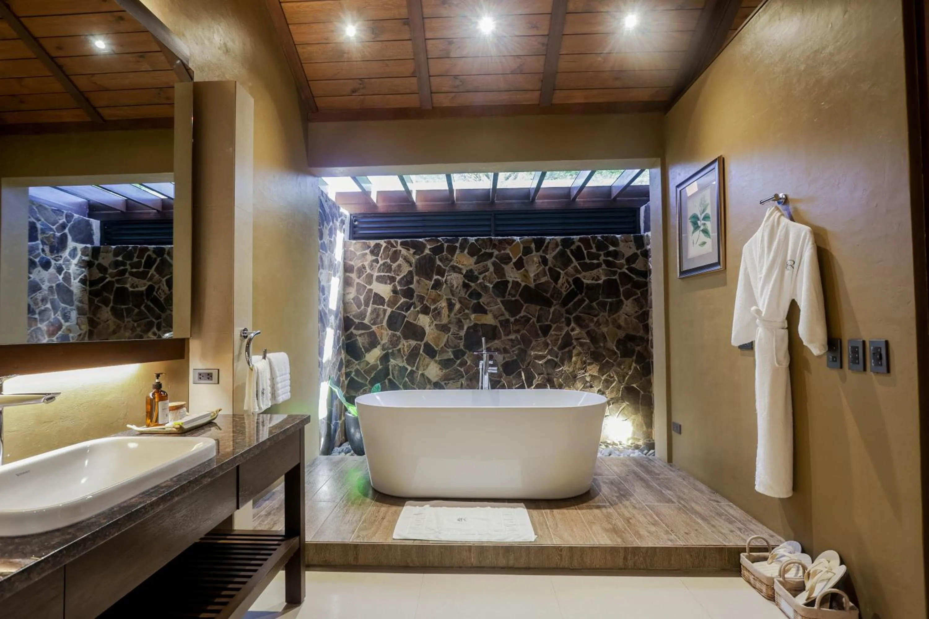 Bath in El Jardin de Zaida