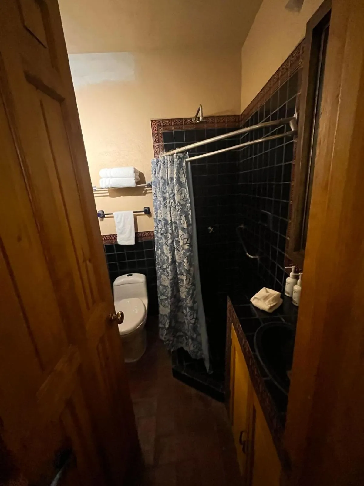 Bathroom, Bed in Hotel Antigua Casa de Piedra
