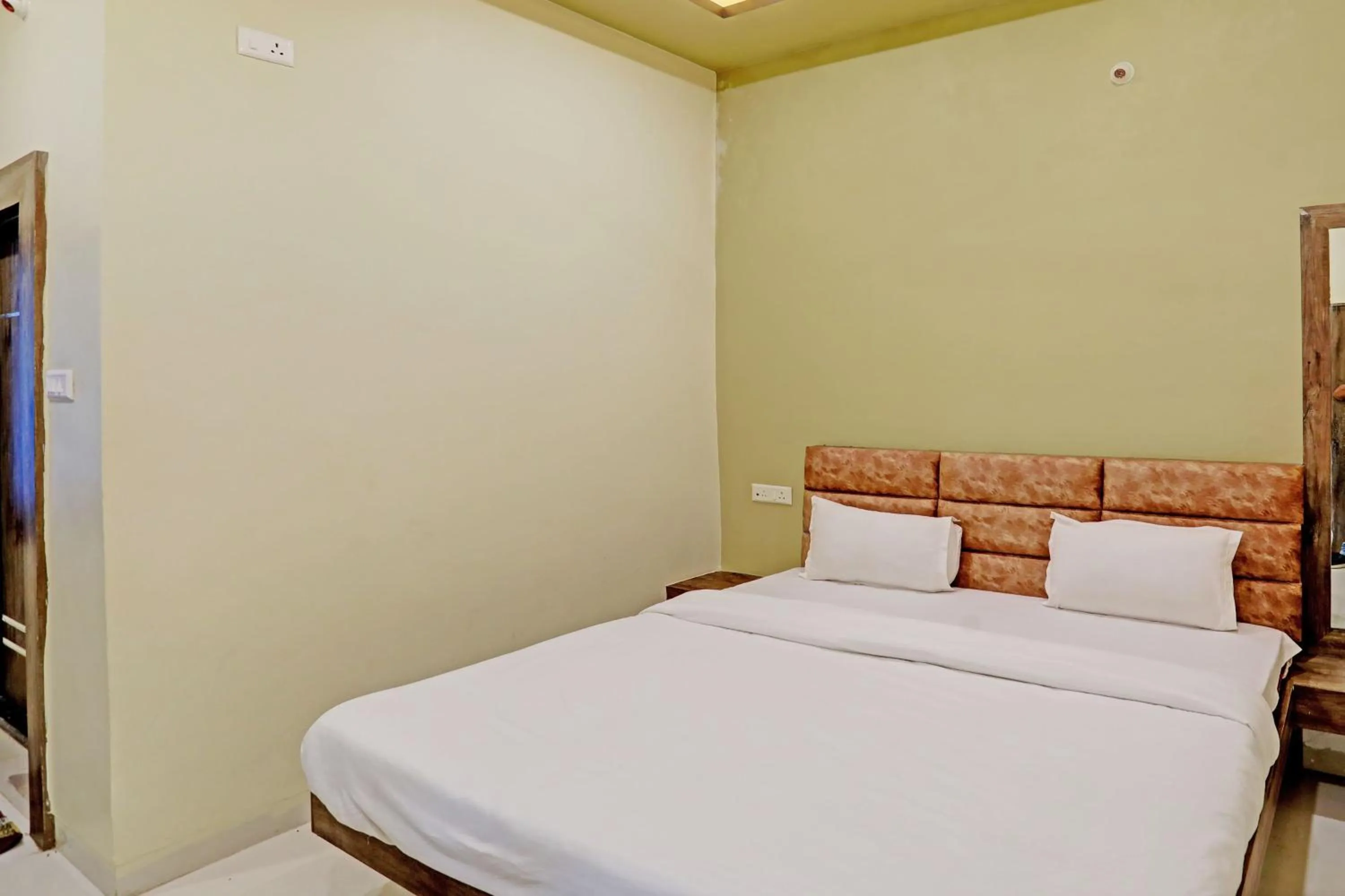 Bedroom in Hotel O Kubervatika