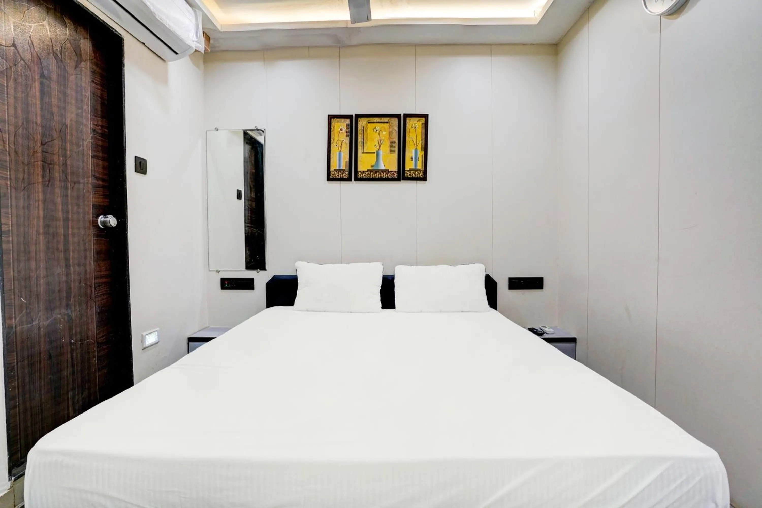 Bedroom in OYO Hotel R-one