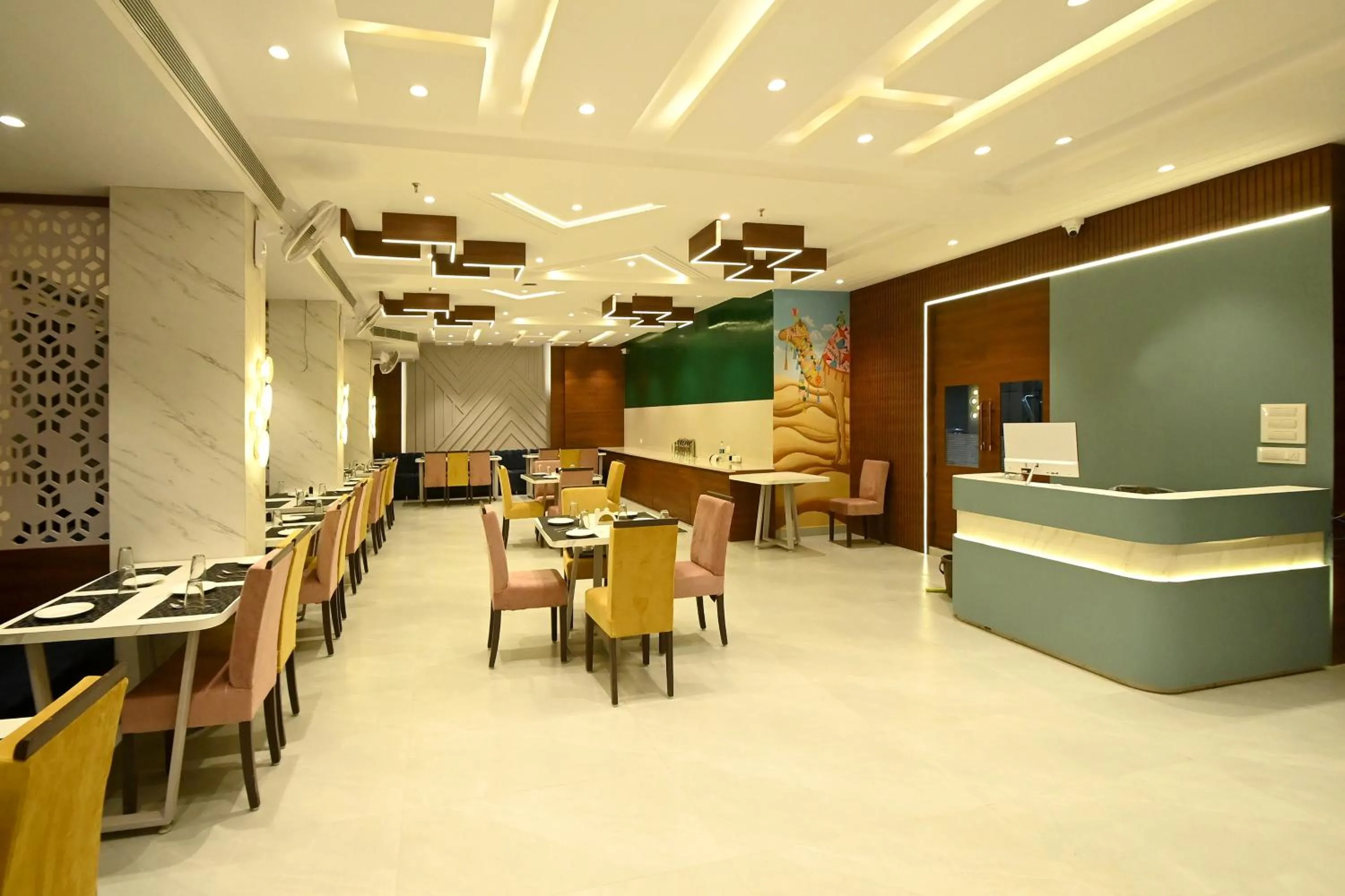 Restaurant/places to eat in Hotel Blue Sapphire