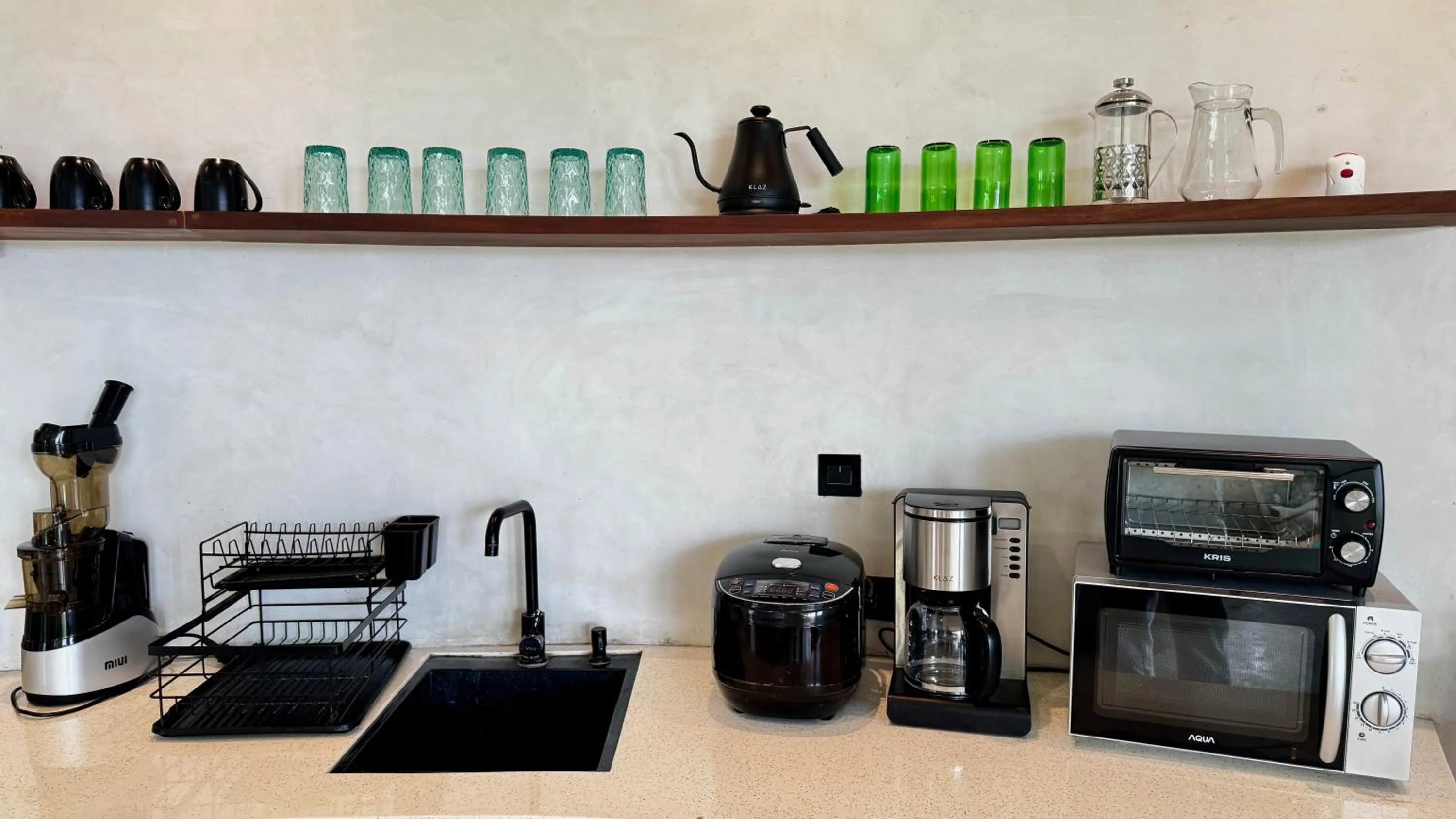 Coffee/tea facilities in Hillstone Luxury Village
