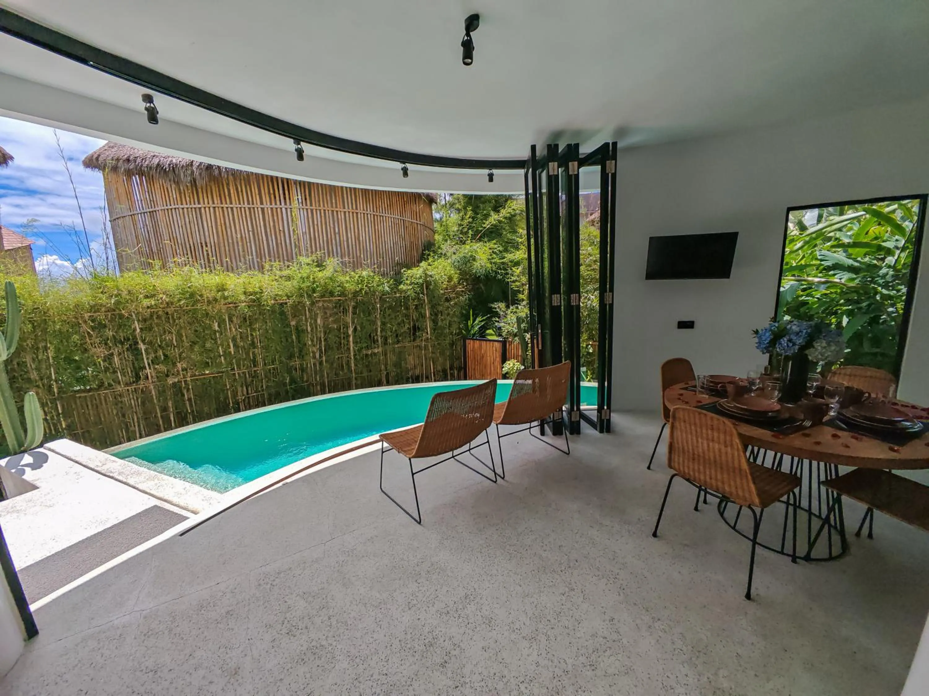 TV and multimedia in Hillstone Luxury Village