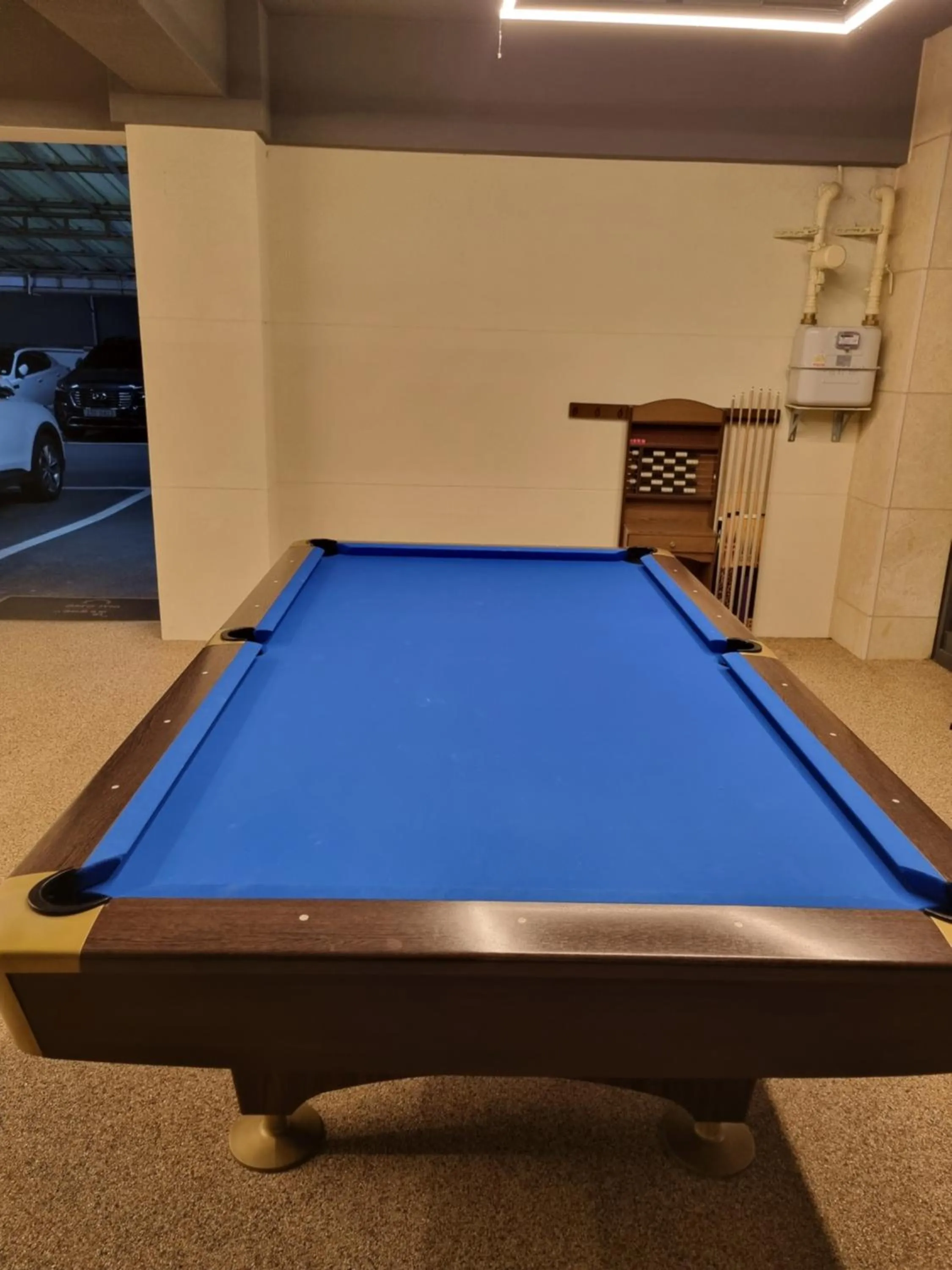 Billiard in Brown Dot Hotel Sinan