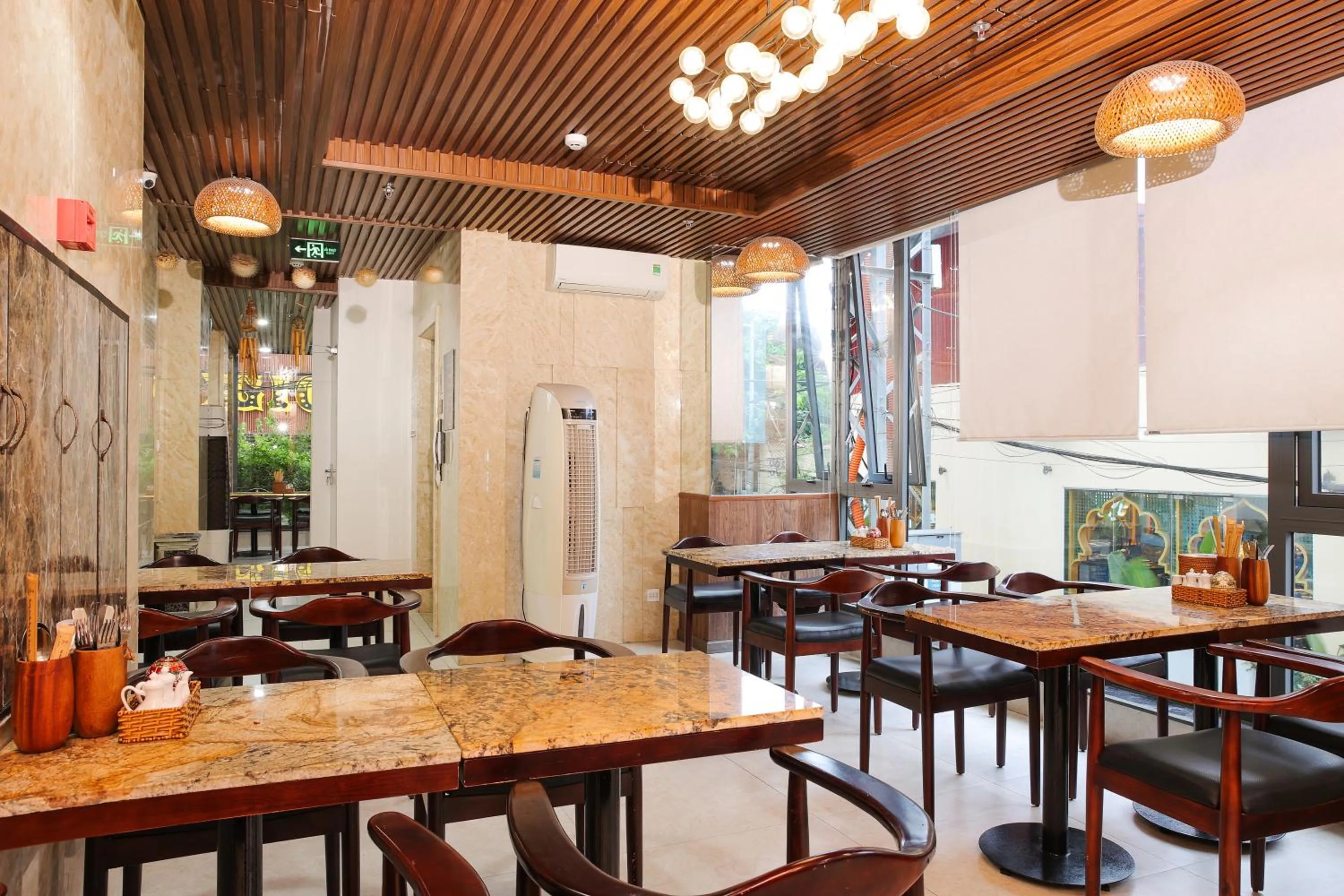 Restaurant/places to eat in Azura Gold Hotel & Apartment