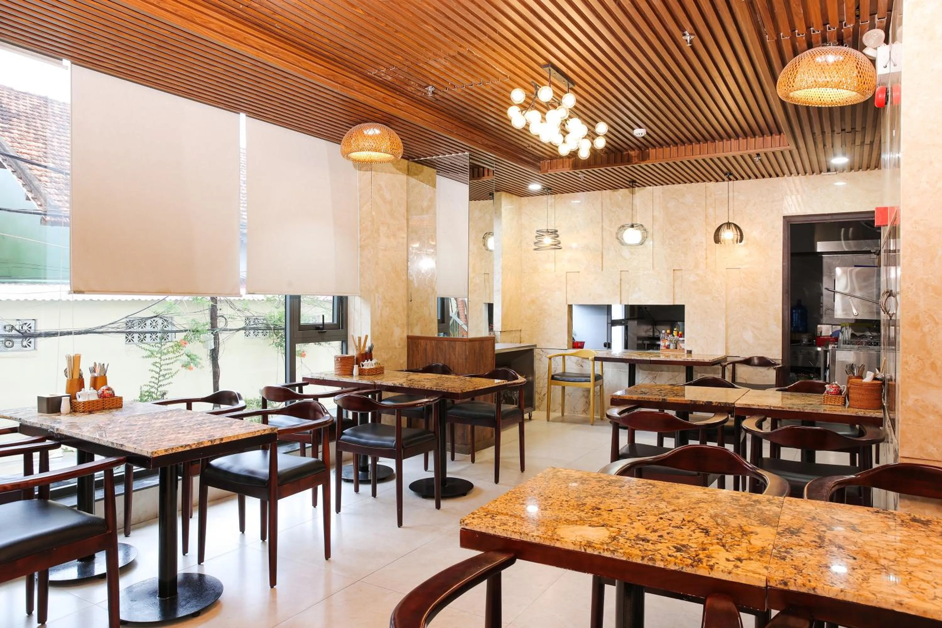 Restaurant/places to eat in Azura Gold Hotel & Apartment