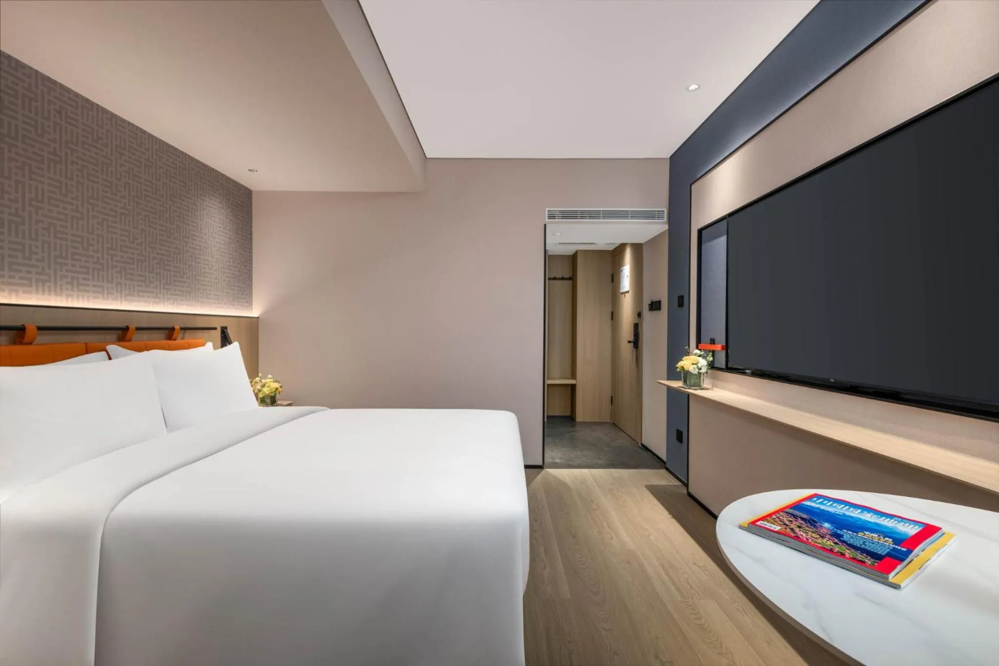 Photo of the whole room, Bed in Holiday Inn Express Beijing Downtown by IHG