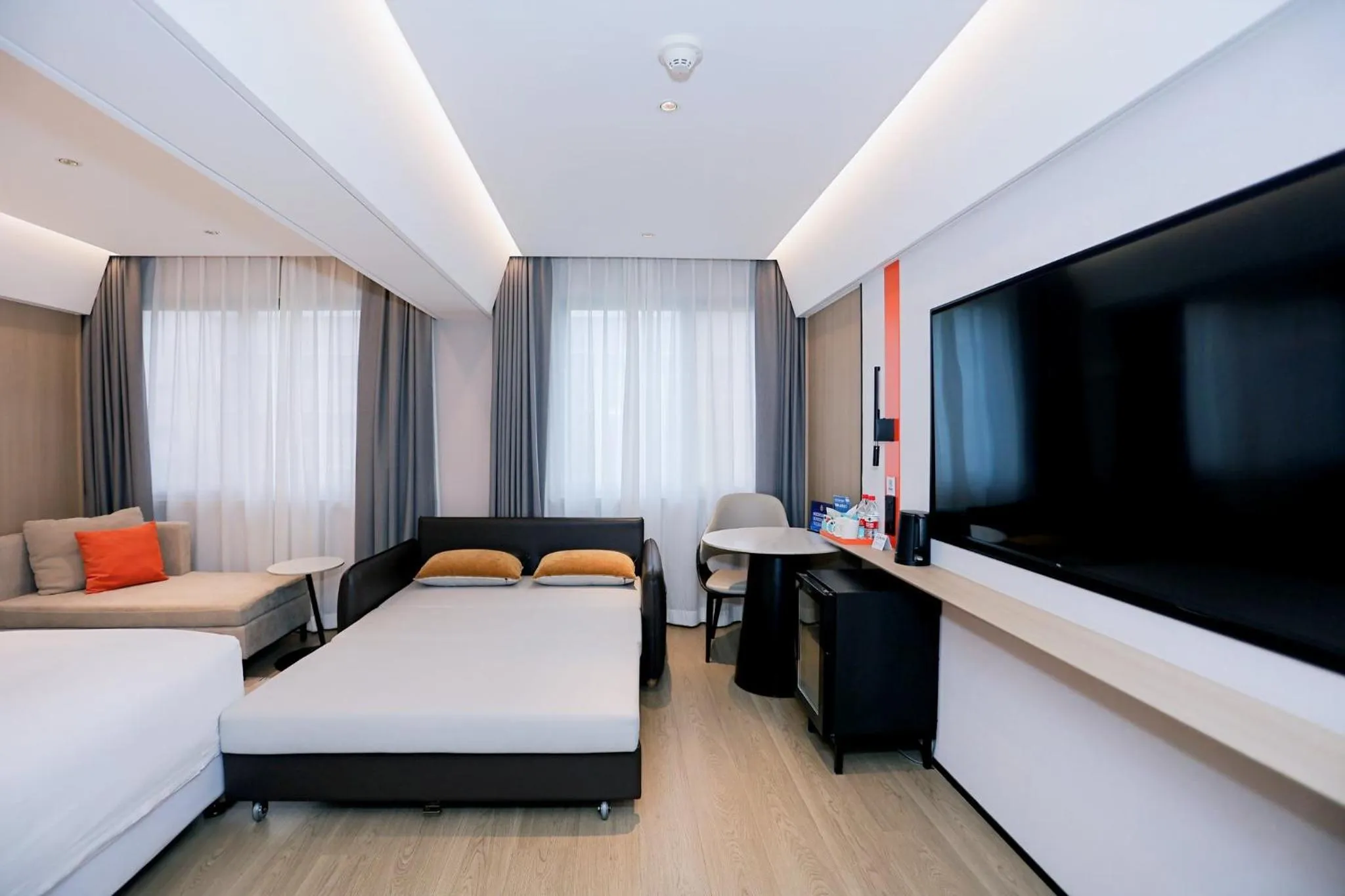 Photo of the whole room, Bed in Holiday Inn Express Beijing Downtown by IHG