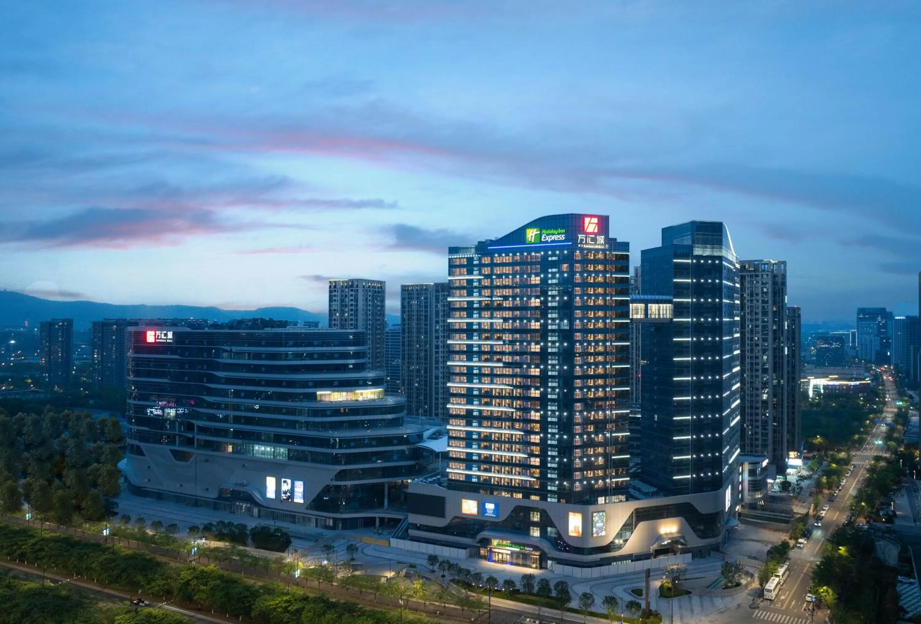 Property building in Holiday Inn Express Nanjing Jiangbei Wonhall Mall