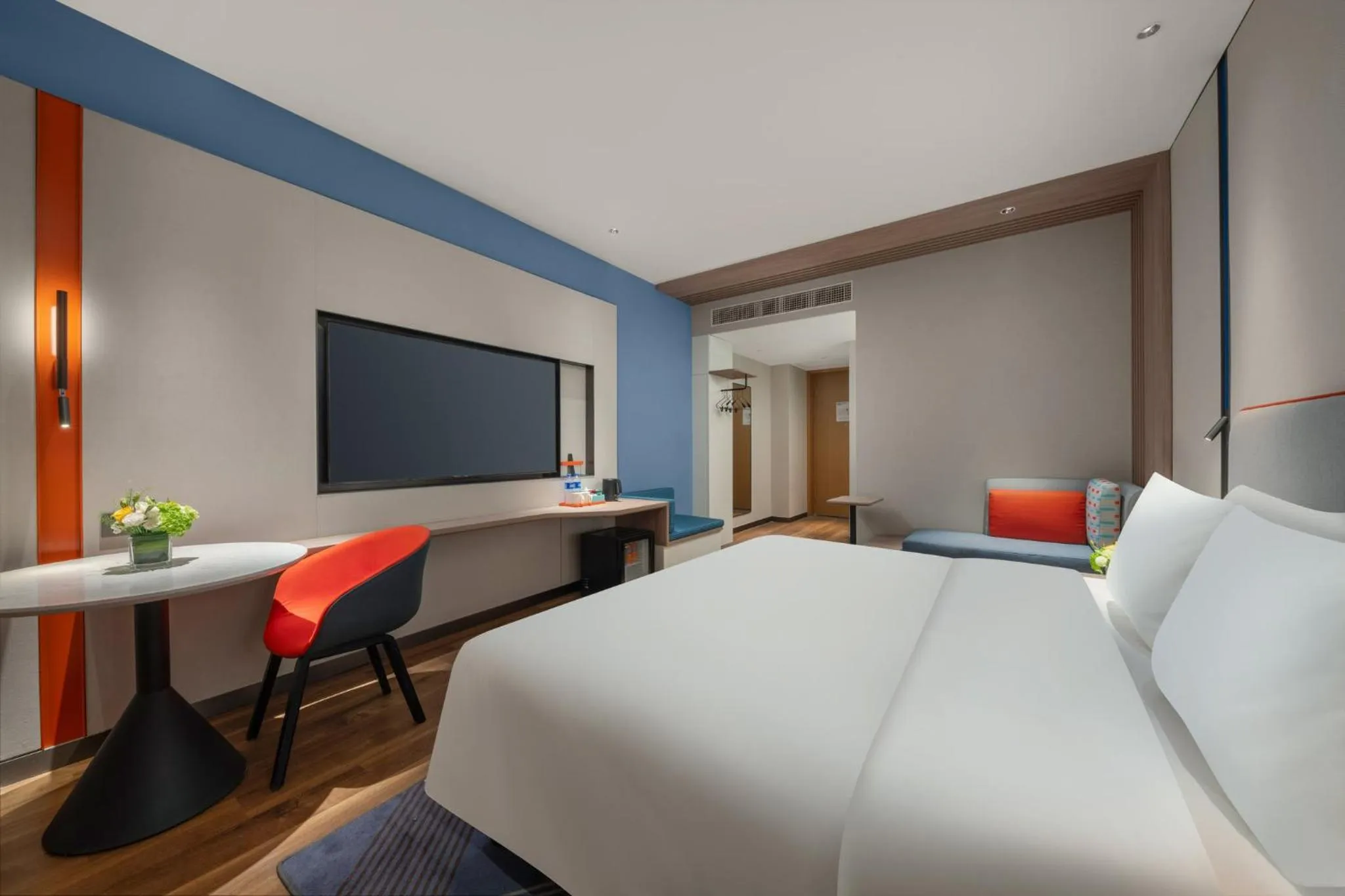 Photo of the whole room, Bed in Holiday Inn Express Nanjing Jiangbei Wonhall Mall