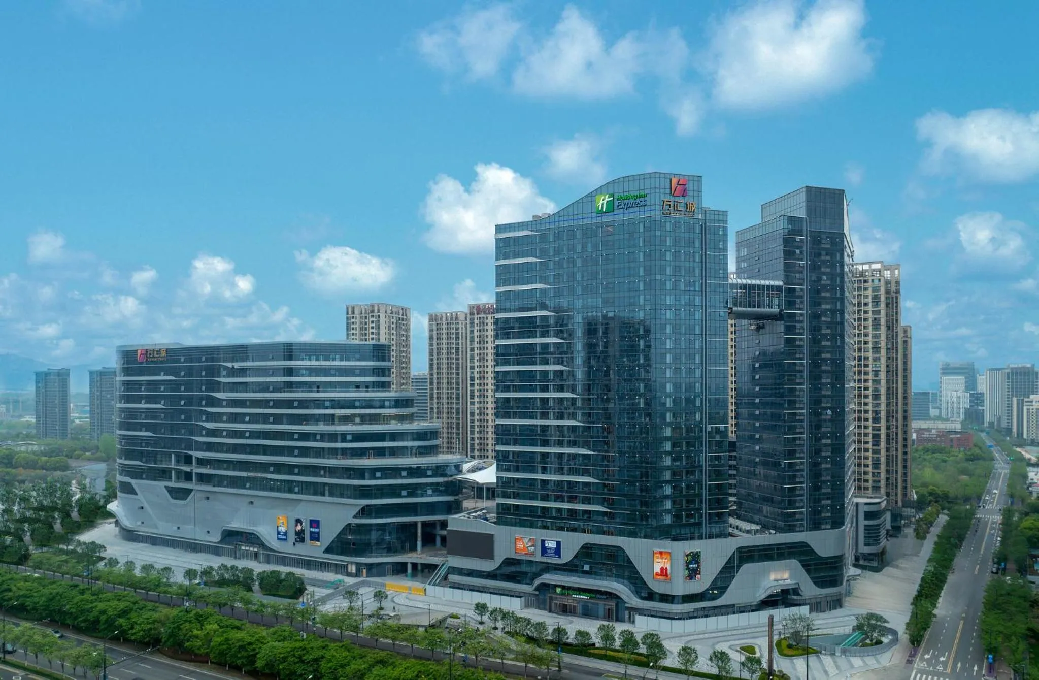 Property building in Holiday Inn Express Nanjing Jiangbei Wonhall Mall