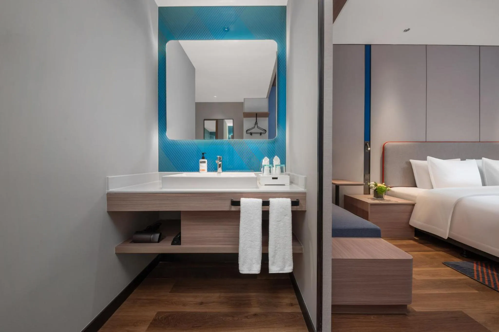 Photo of the whole room, Bed in Holiday Inn Express Nanjing Jiangbei Wonhall Mall