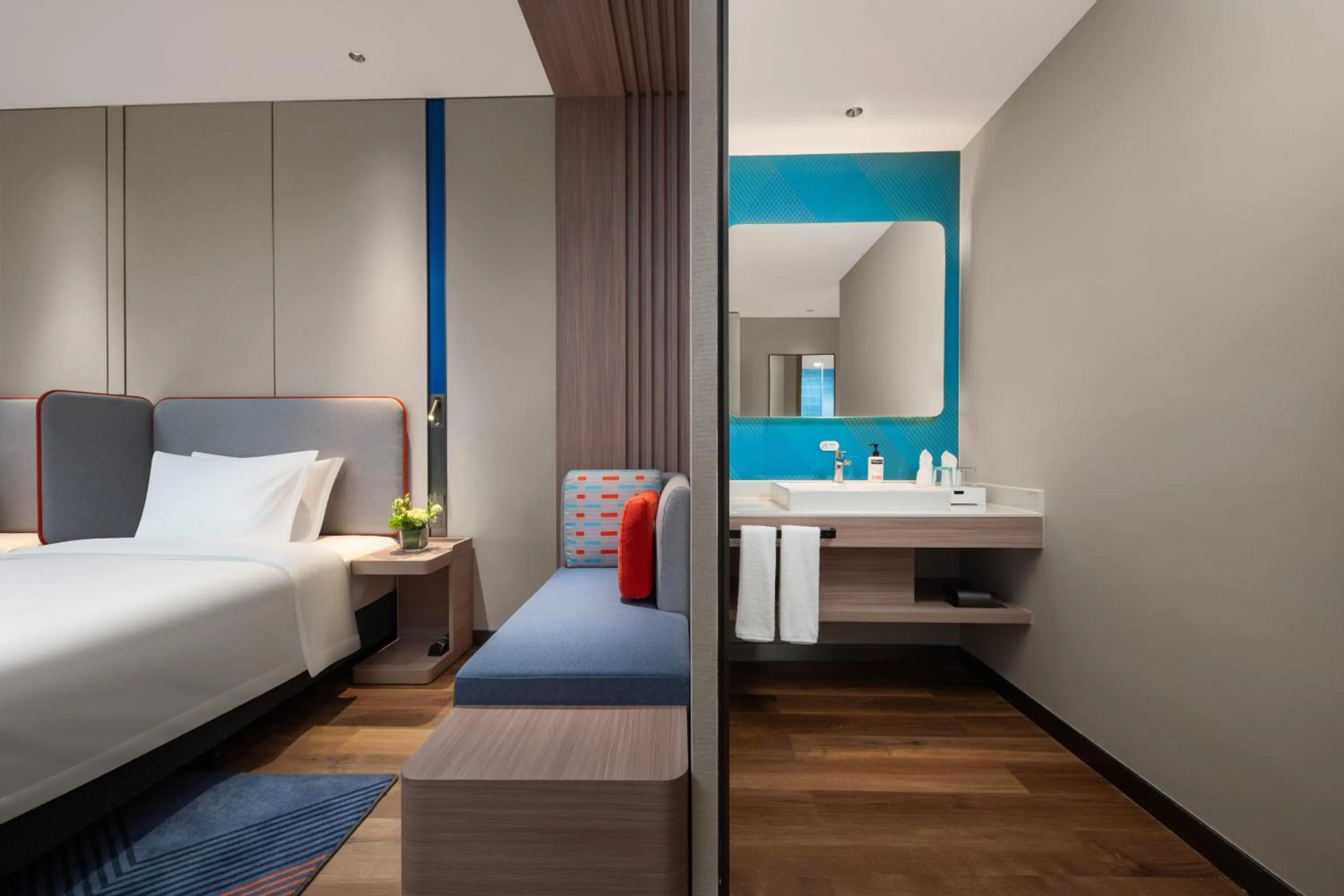 Seating area, Bed in Holiday Inn Express Nanjing Jiangbei Wonhall Mall