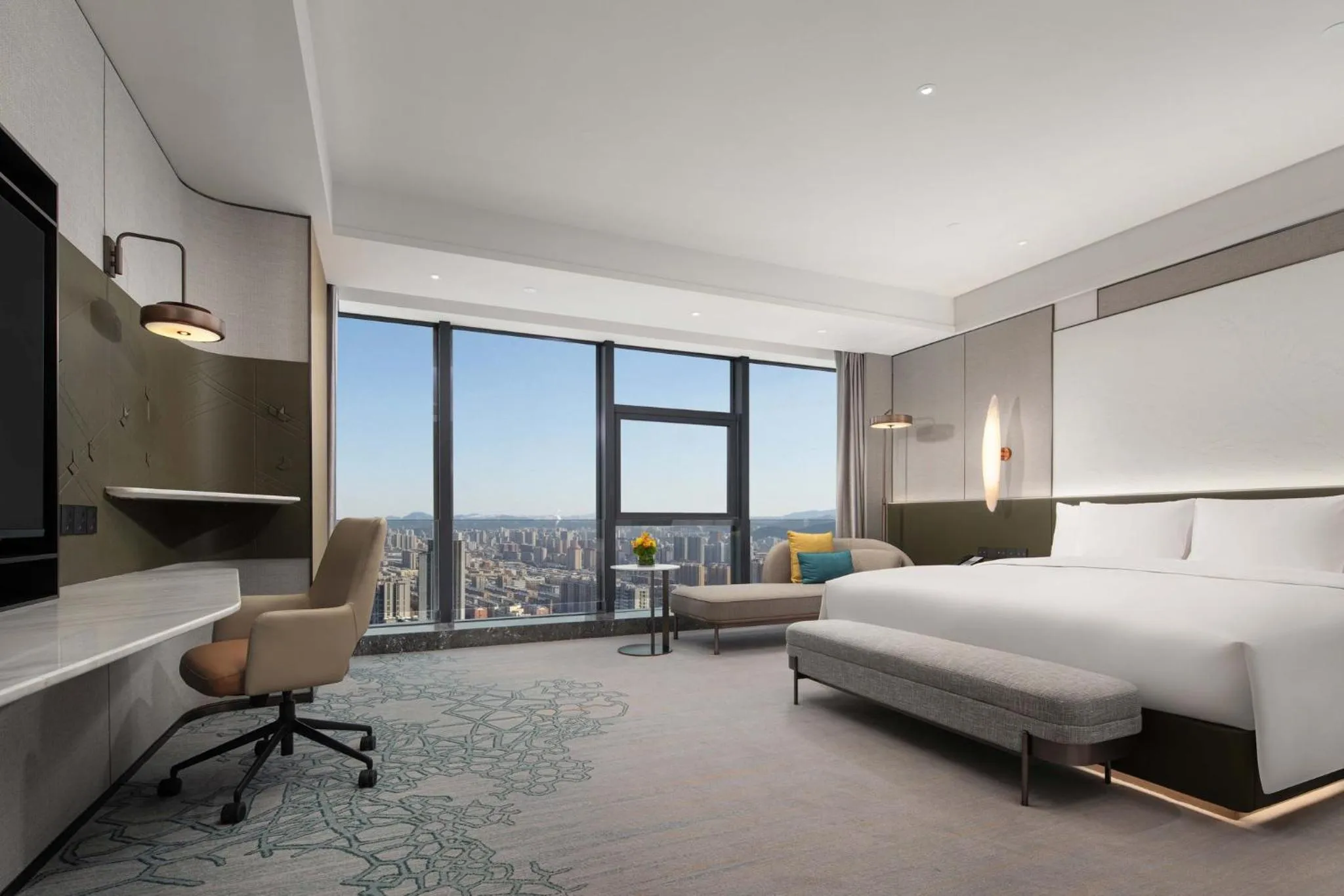 Photo of the whole room, Bed in Crowne Plaza Jinan Runhua by IHG