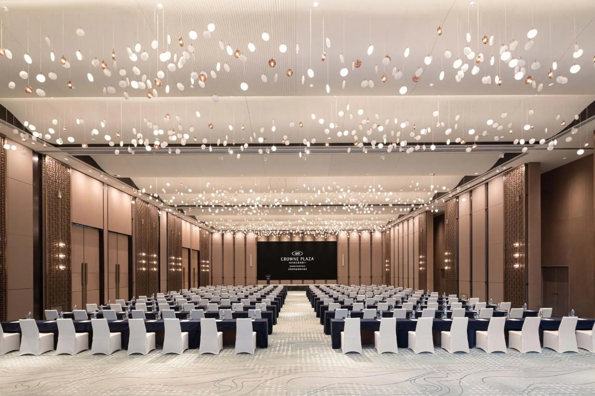 Meeting/conference room in Crowne Plaza Jinan Runhua by IHG
