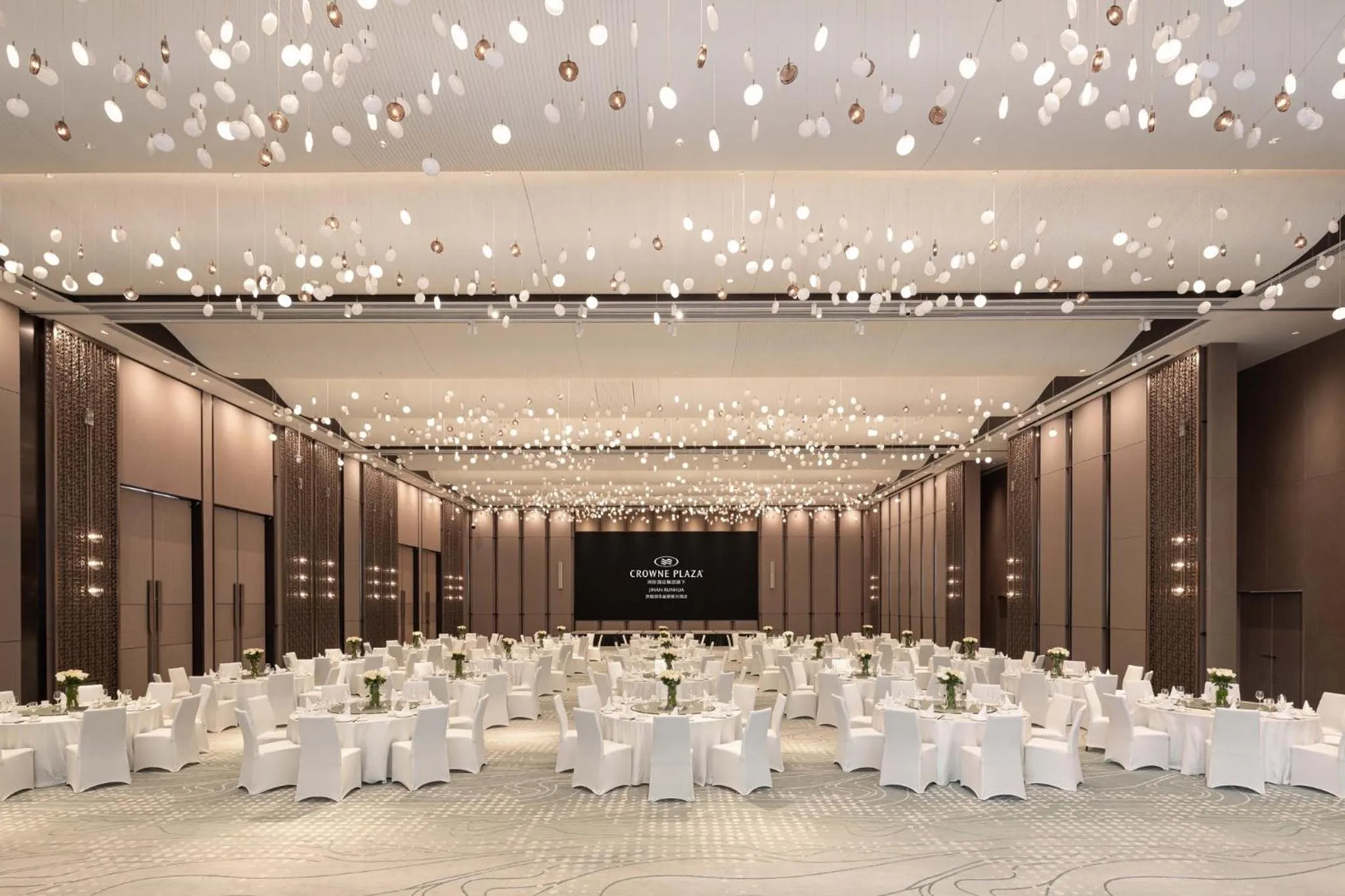 Meeting/conference room in Crowne Plaza Jinan Runhua by IHG