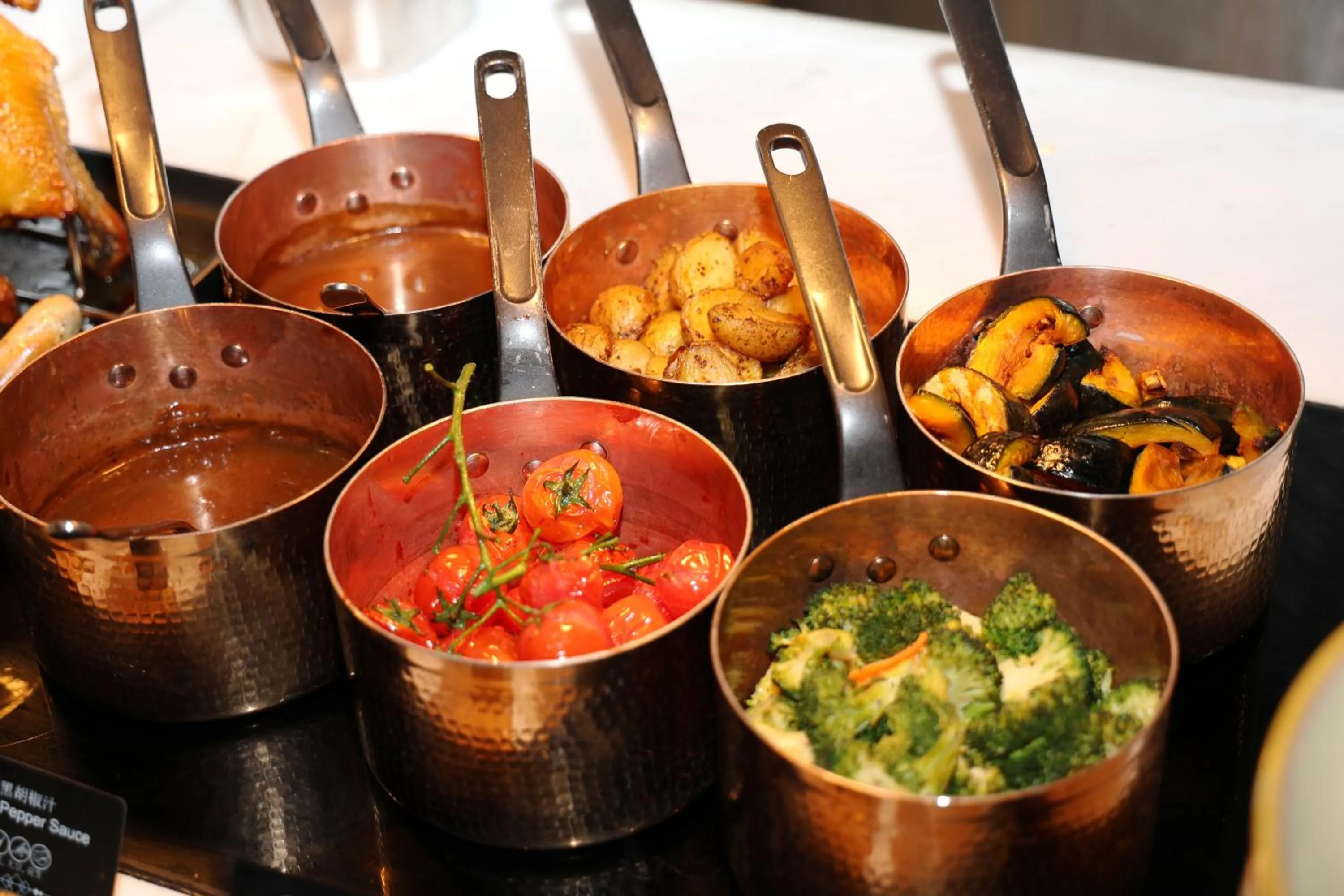 Restaurant/places to eat in Crowne Plaza Jinan Runhua by IHG