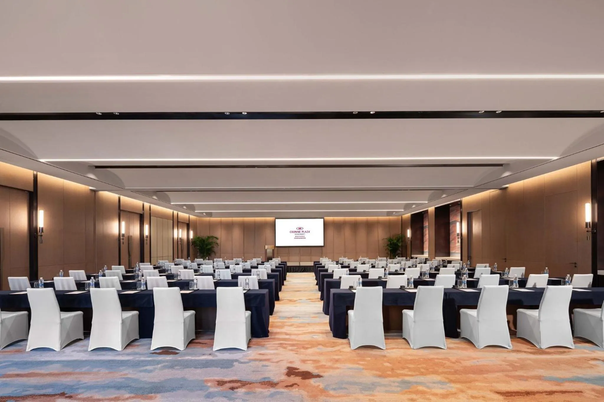 Meeting/conference room in Crowne Plaza Jinan Runhua by IHG