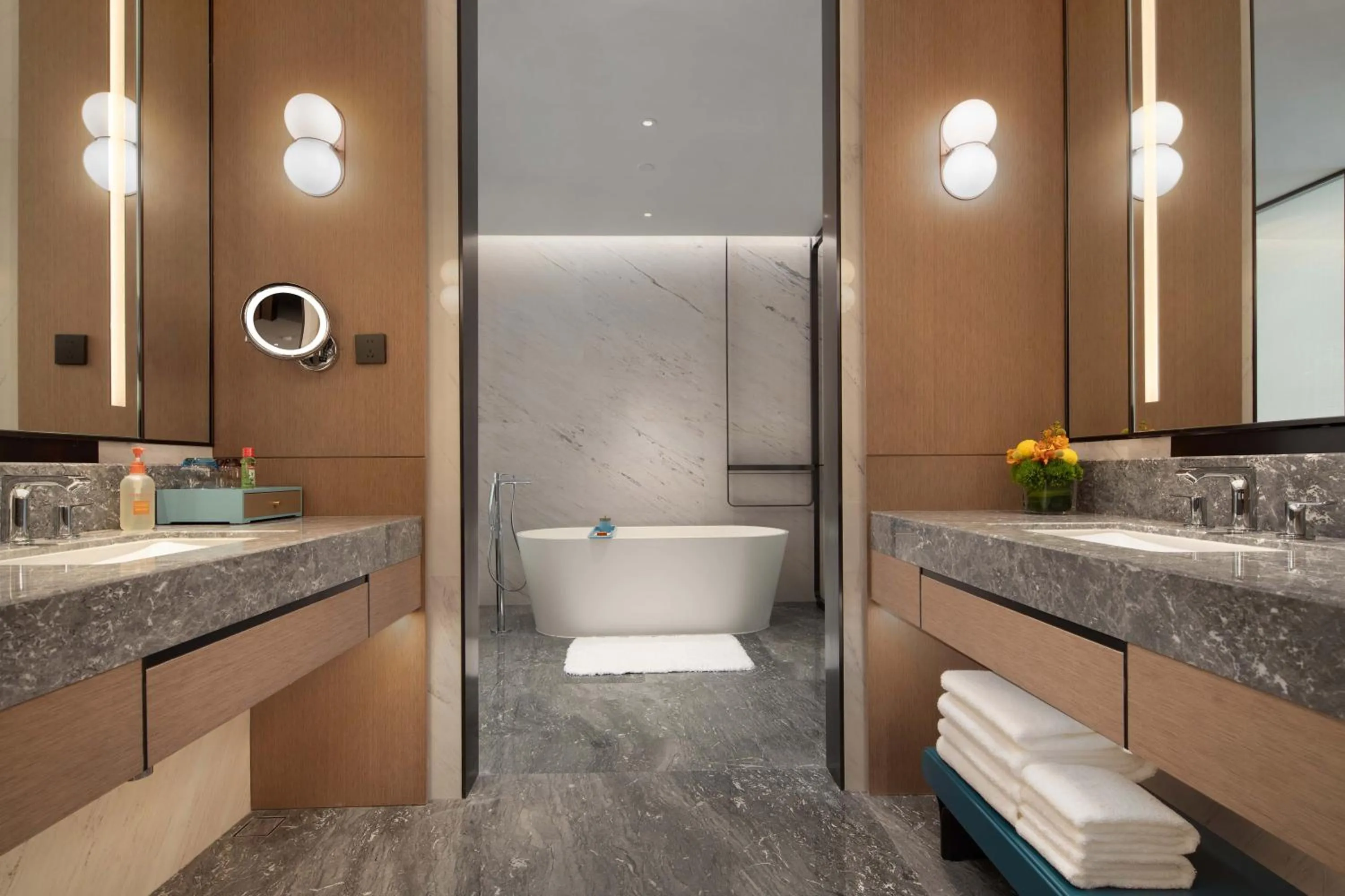 Toilet in Crowne Plaza Jinan Runhua by IHG