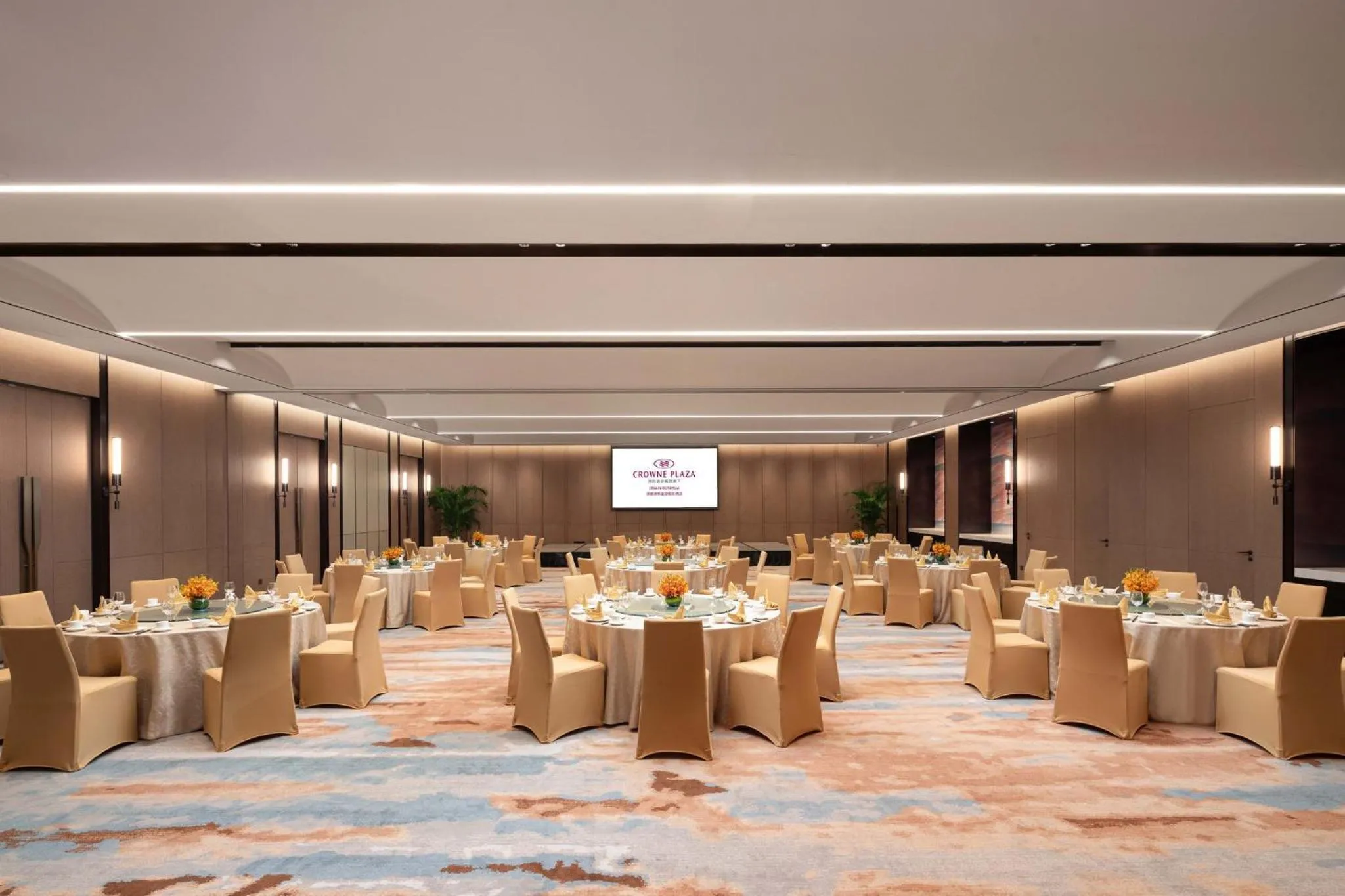 Meeting/conference room in Crowne Plaza Jinan Runhua by IHG