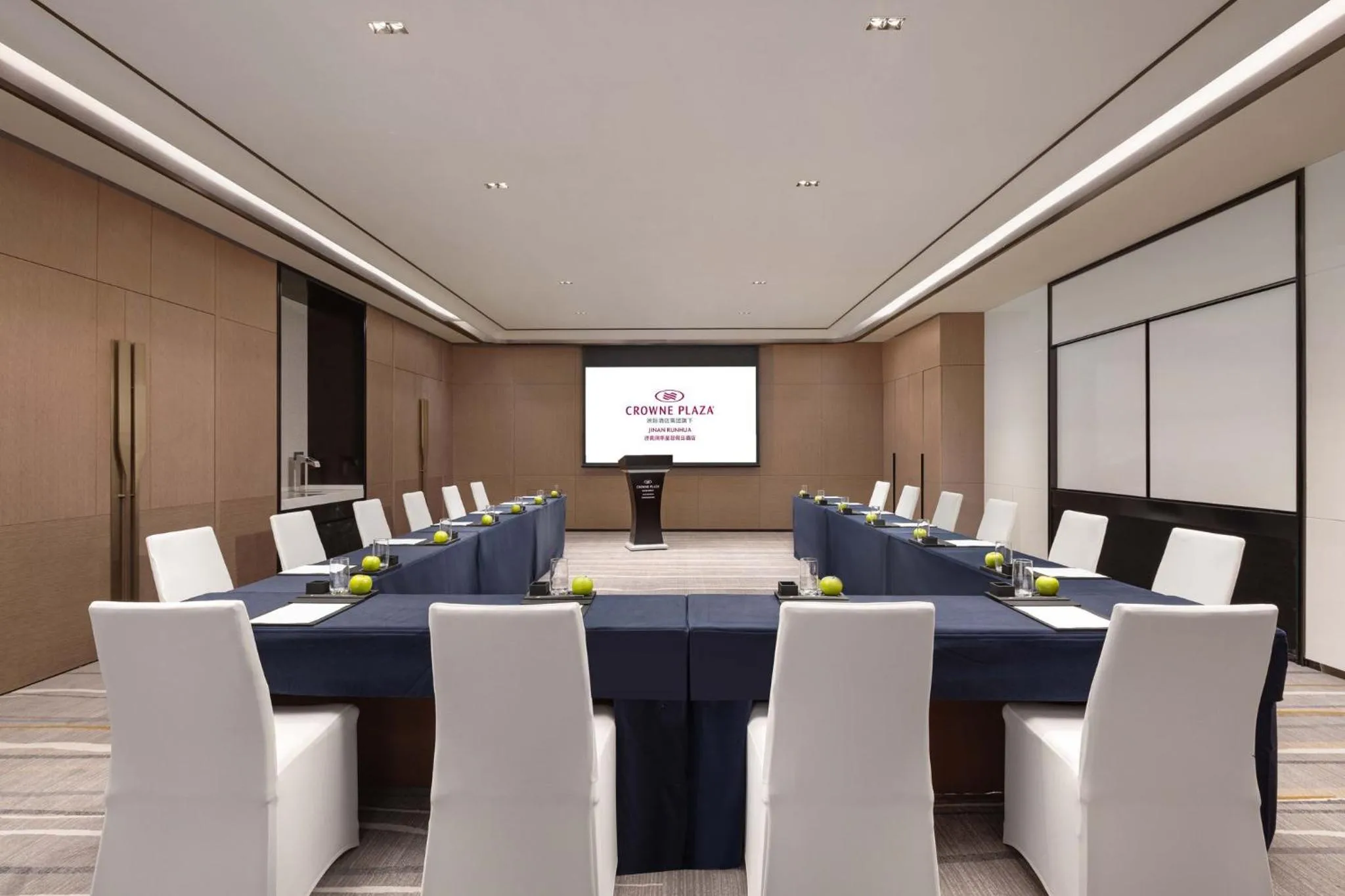 Meeting/conference room in Crowne Plaza Jinan Runhua by IHG