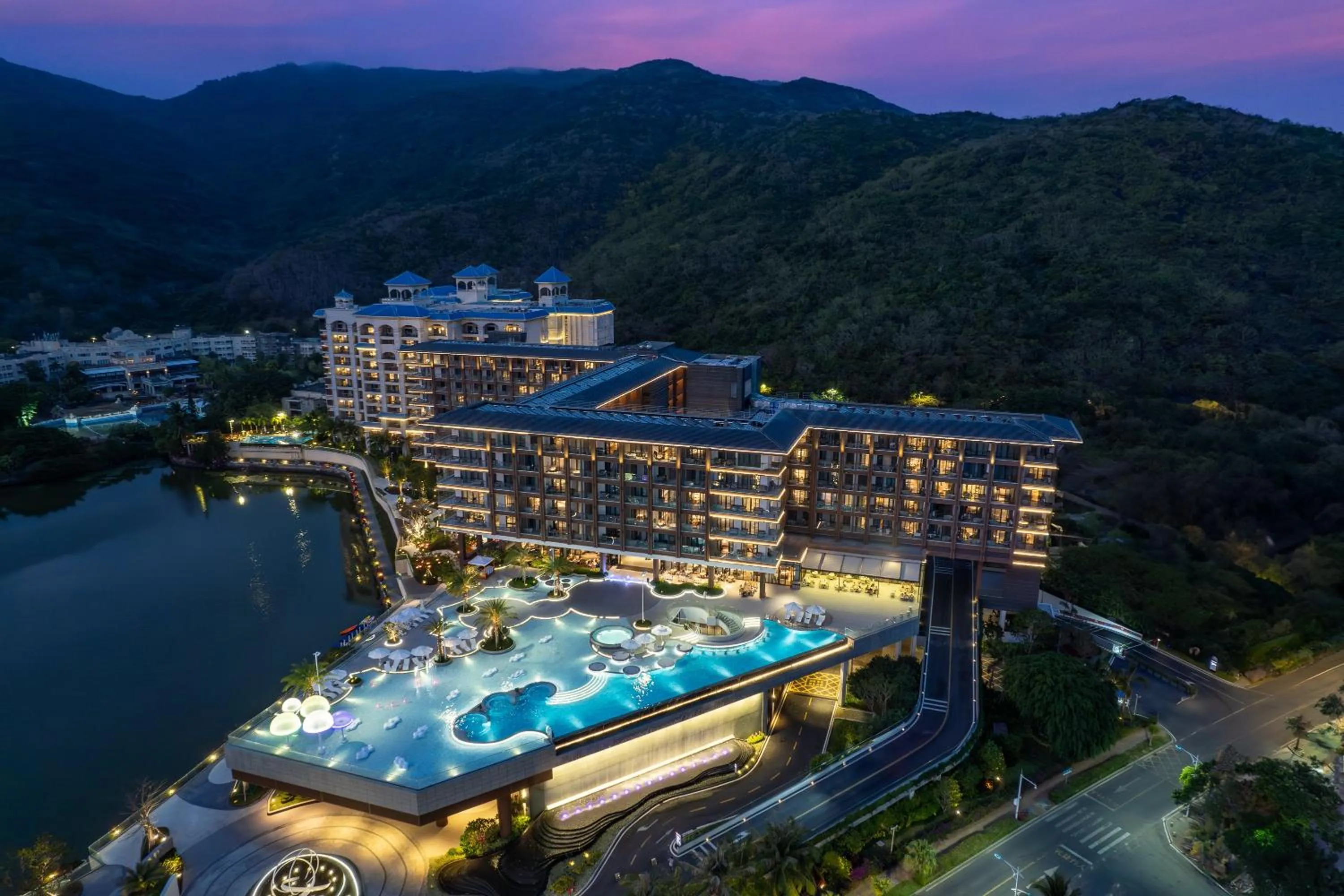Swimming pool in HUALUXE Sanya Yalong Bay Resort