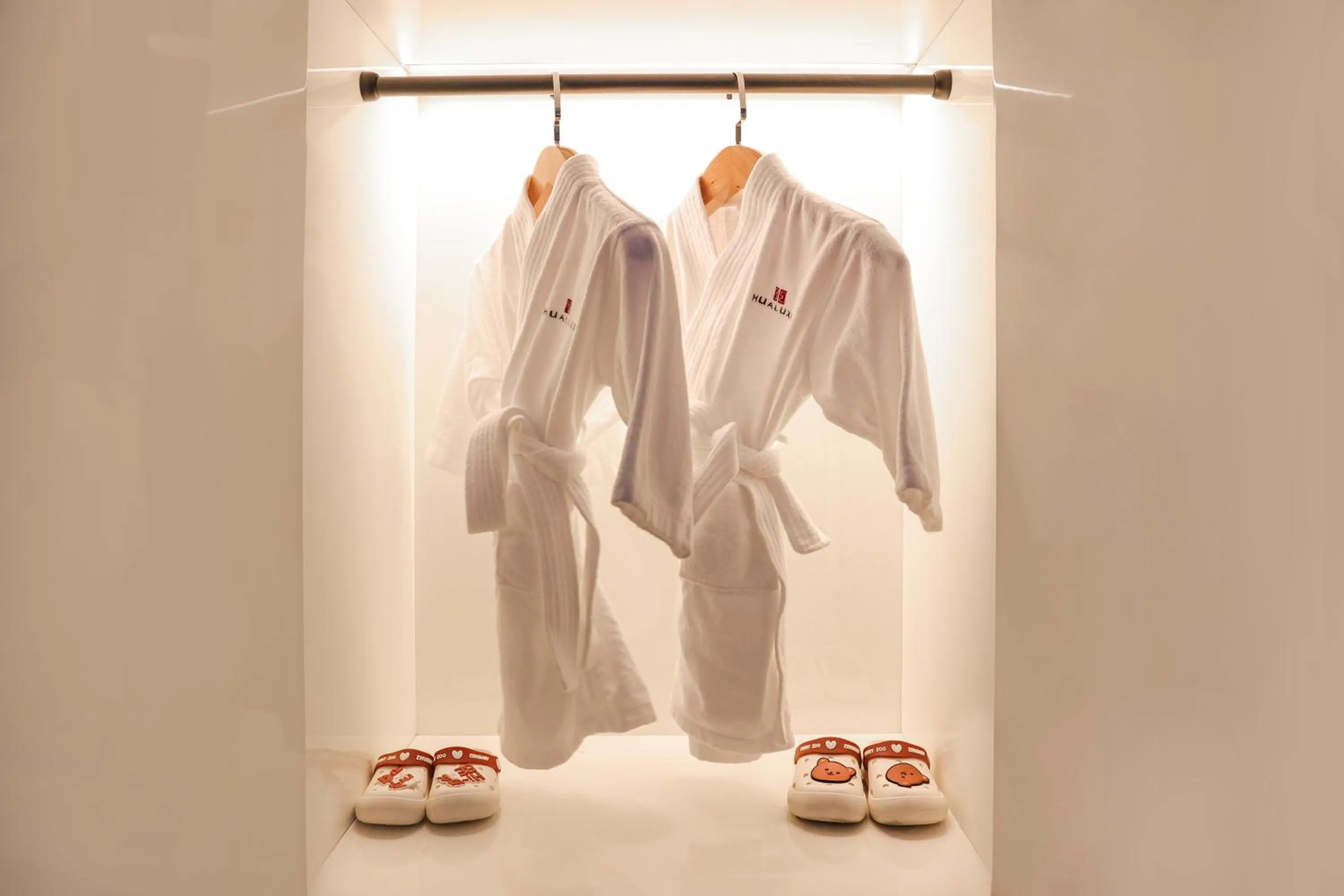 wardrobe in HUALUXE Sanya Yalong Bay Resort