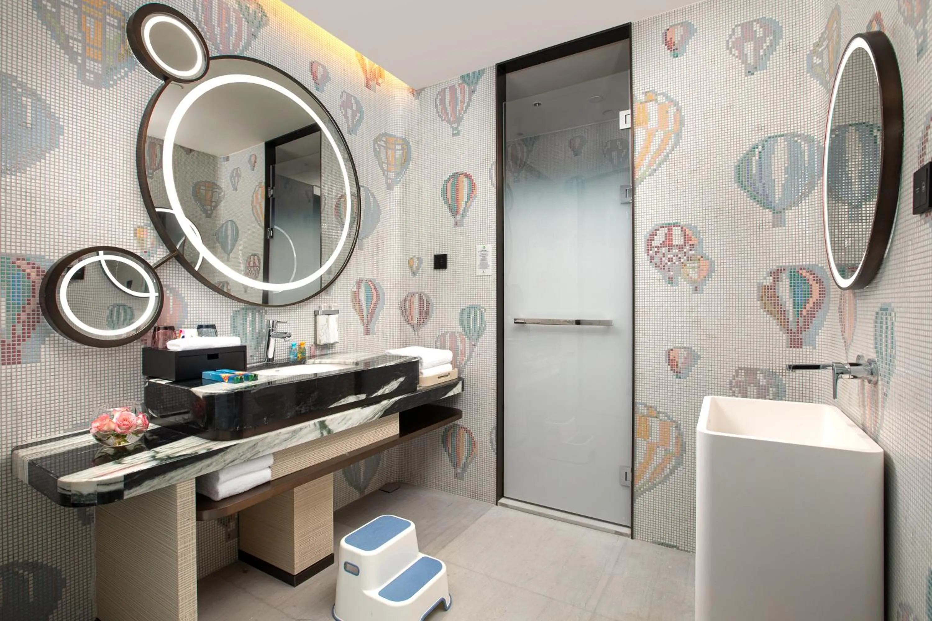 Toilet in HUALUXE Sanya Yalong Bay Resort