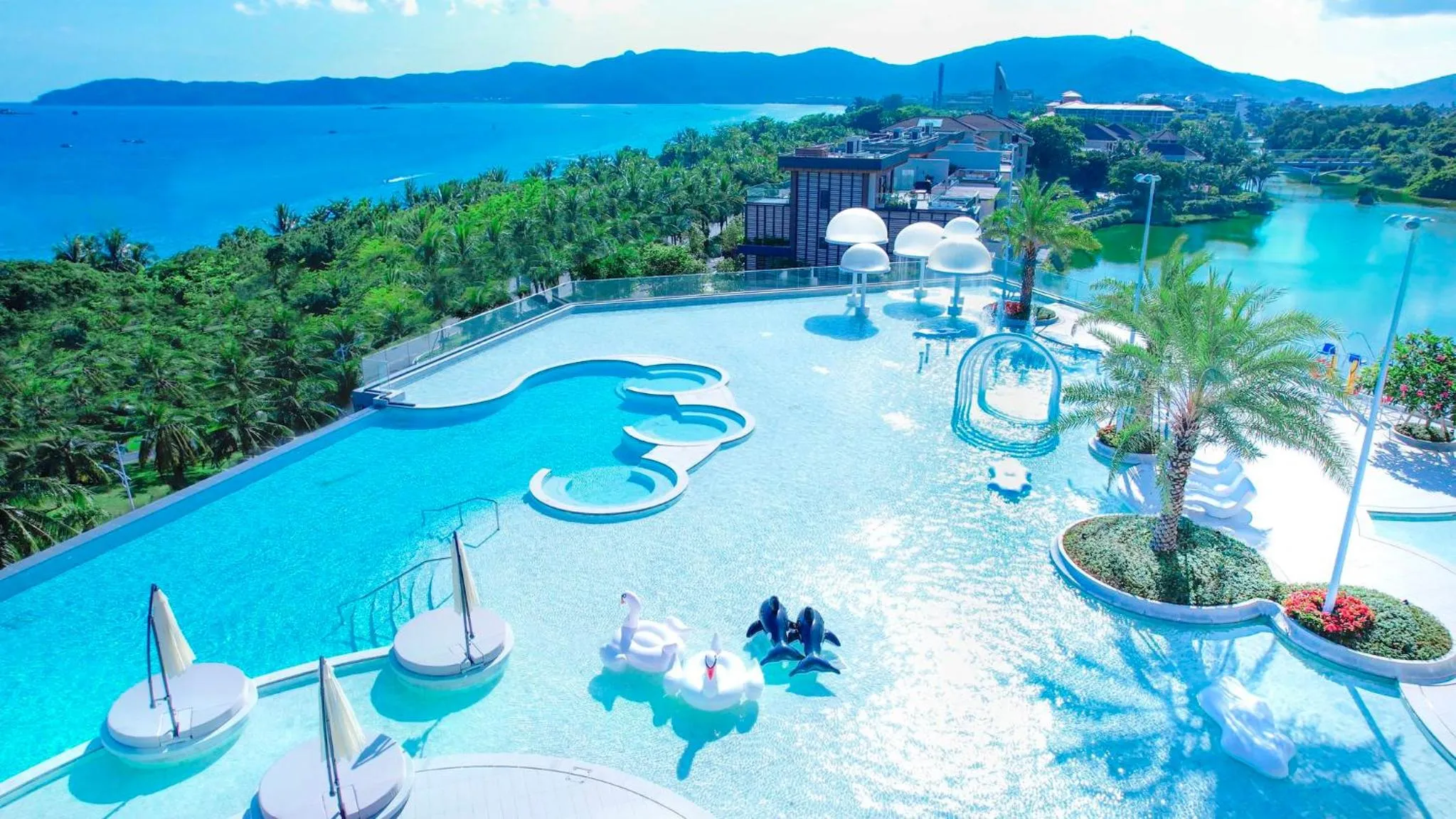 Swimming pool in HUALUXE Sanya Yalong Bay Resort