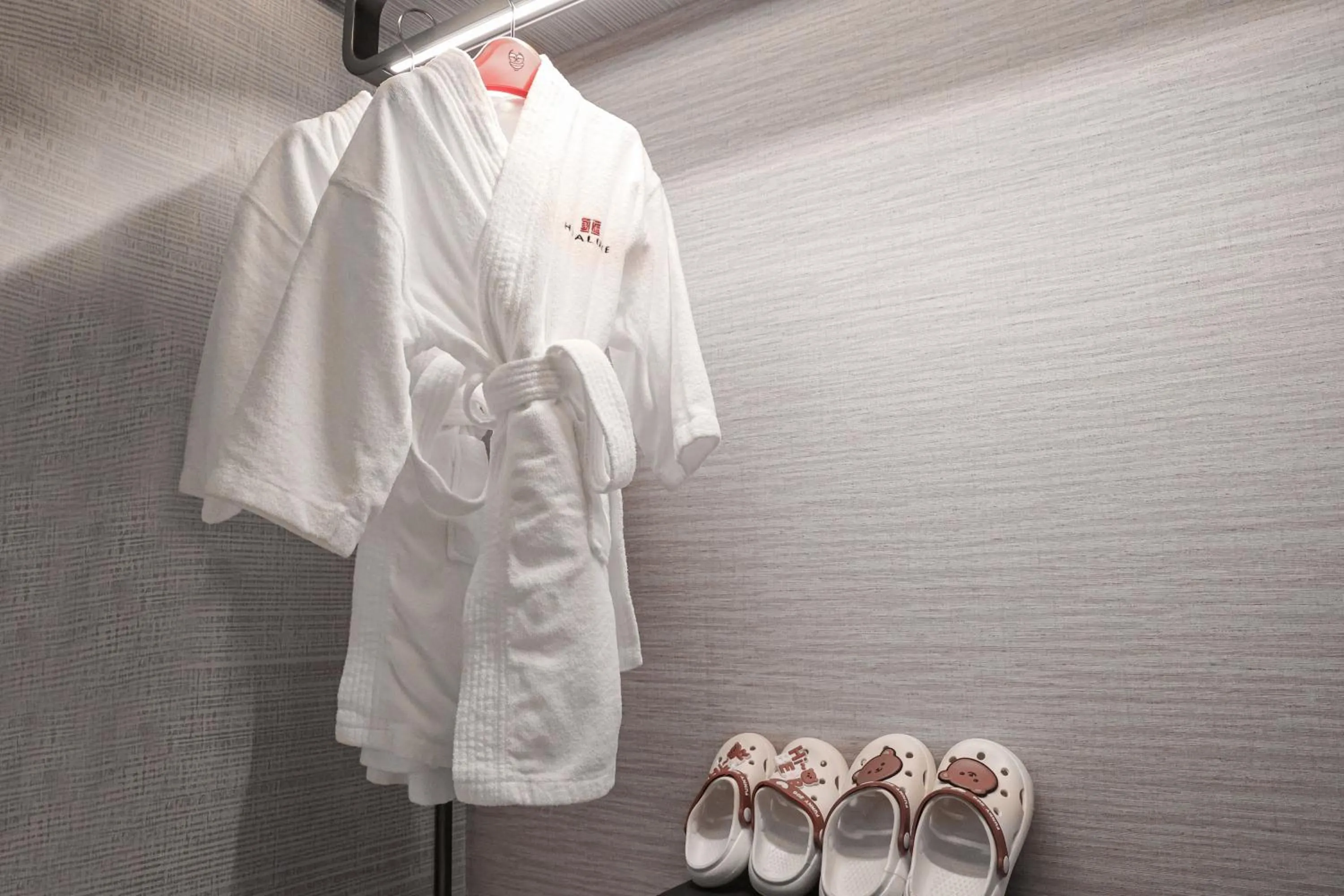 wardrobe in HUALUXE Sanya Yalong Bay Resort