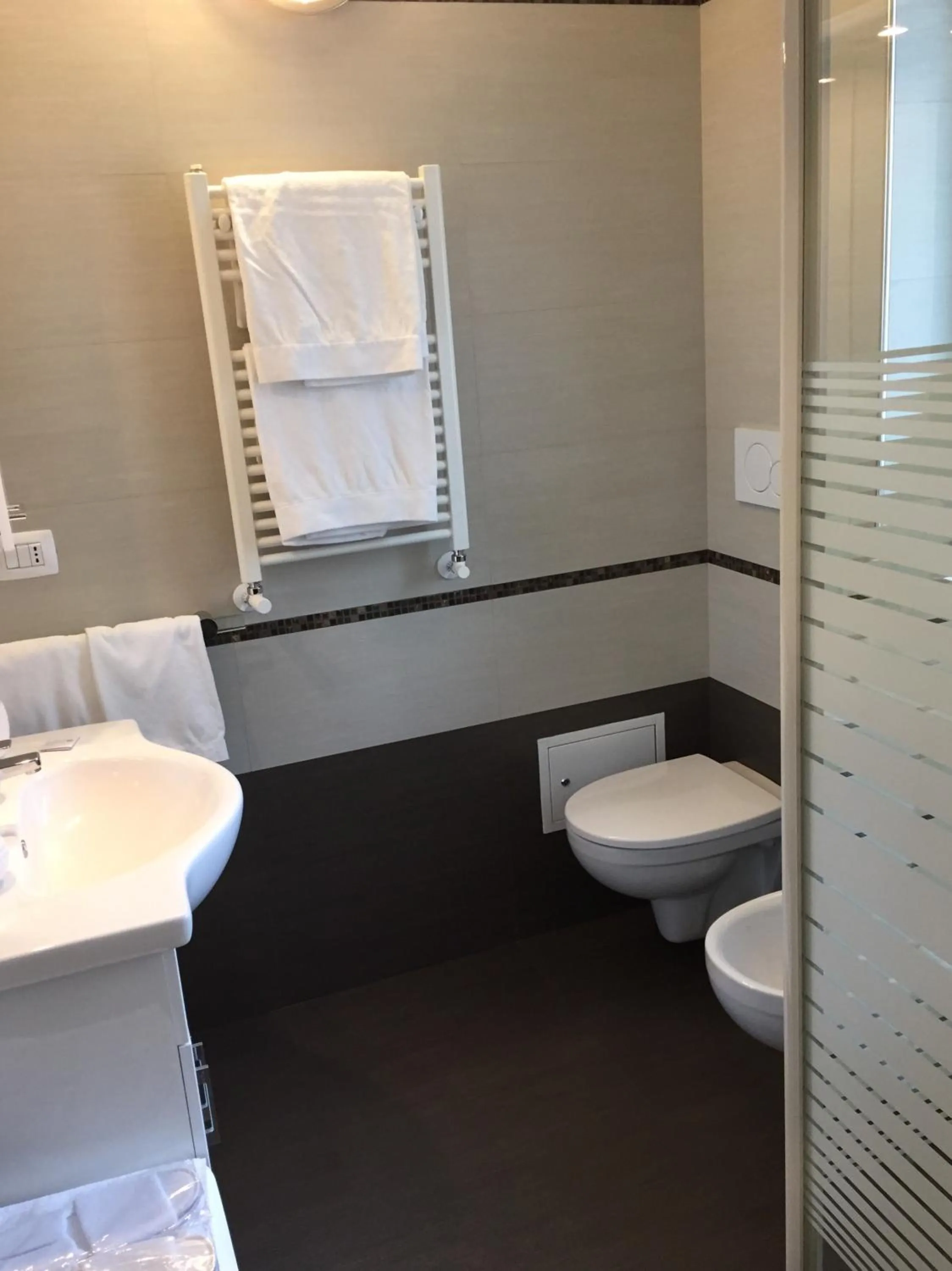 Shower in Bed and Breakfast Oz