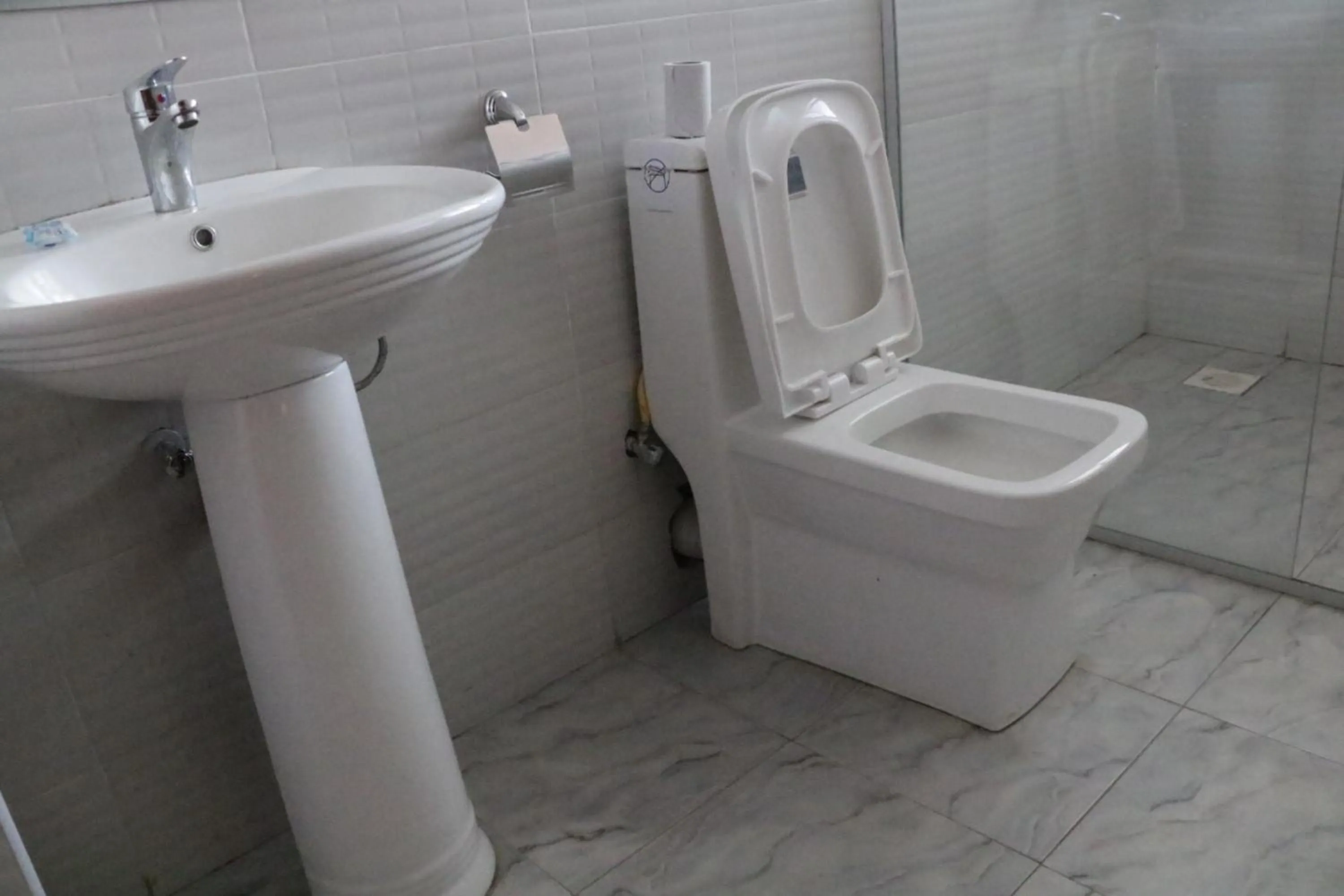 Toilet in Paraiso Gardens Hotel