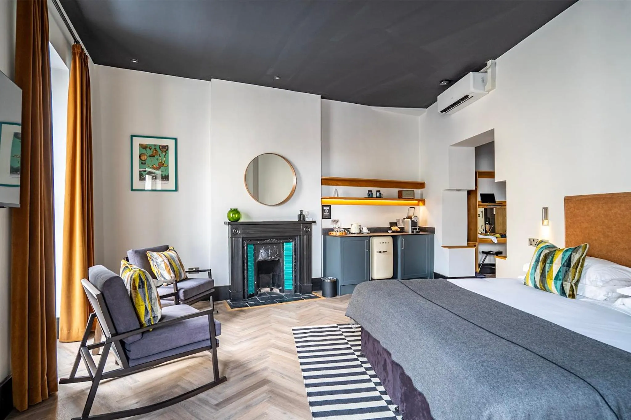 Bed in Crescent Place by Mansley