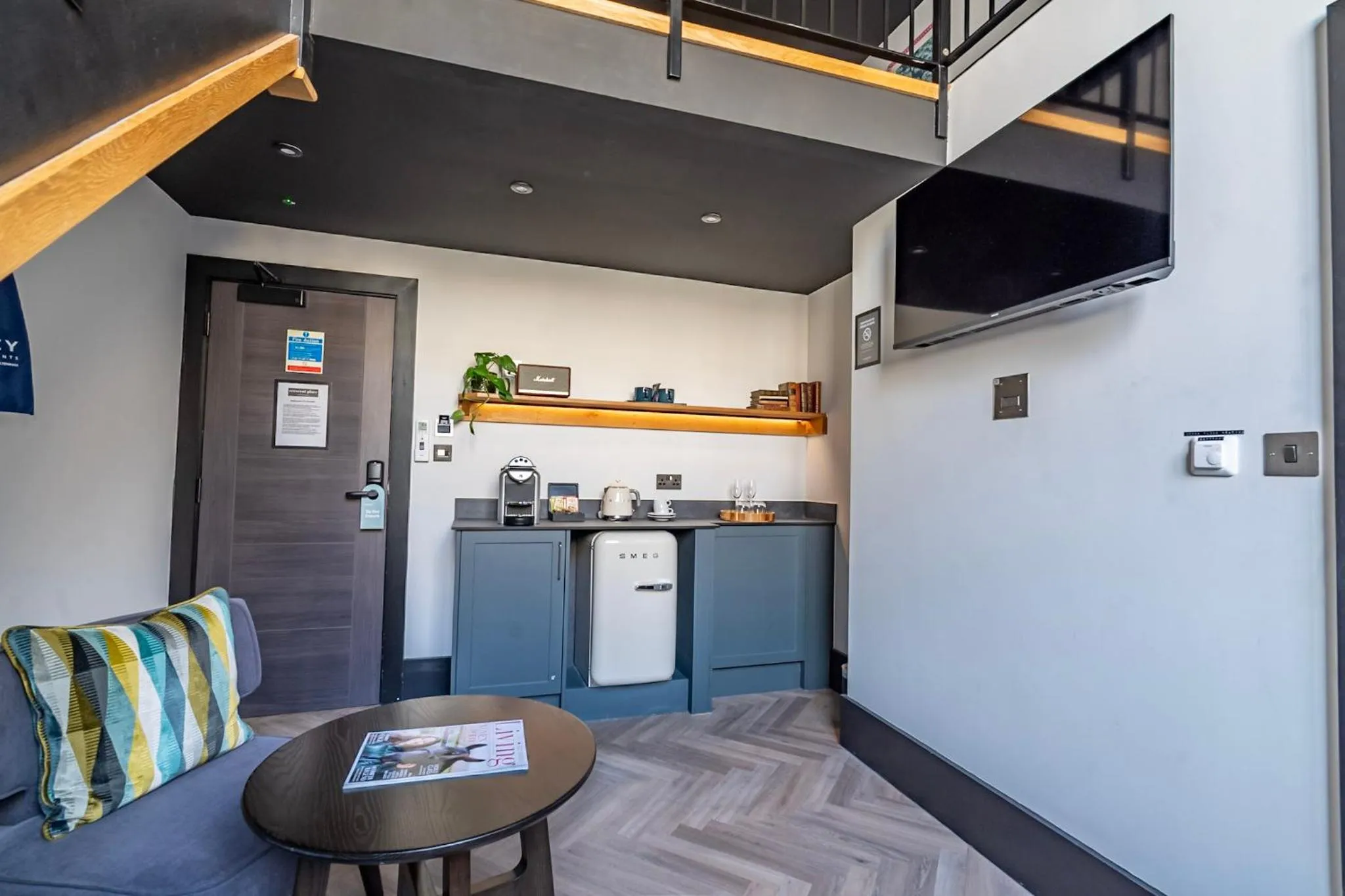 Coffee/tea facilities in Crescent Place by Mansley