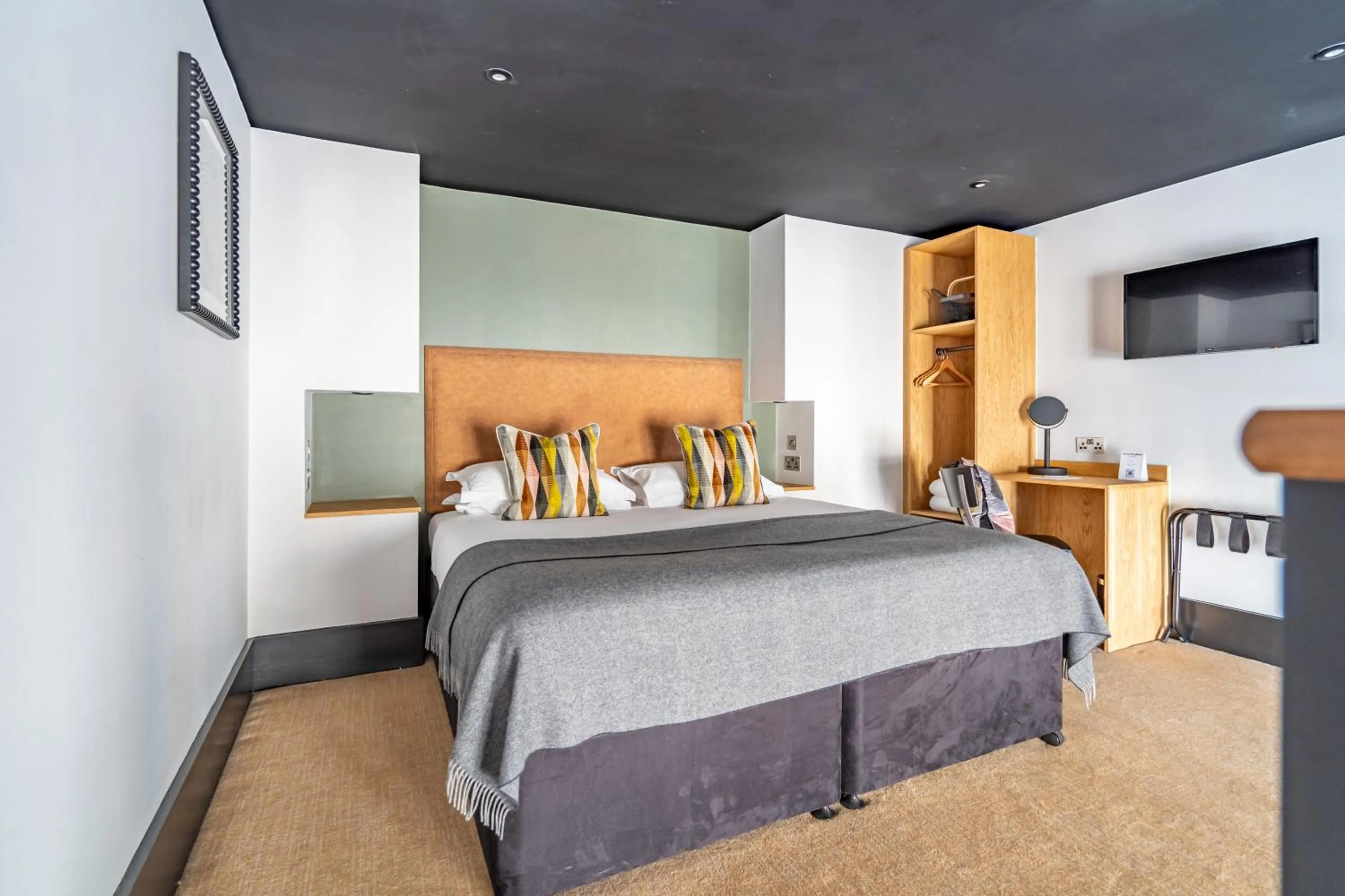 Bed in Crescent Place by Mansley