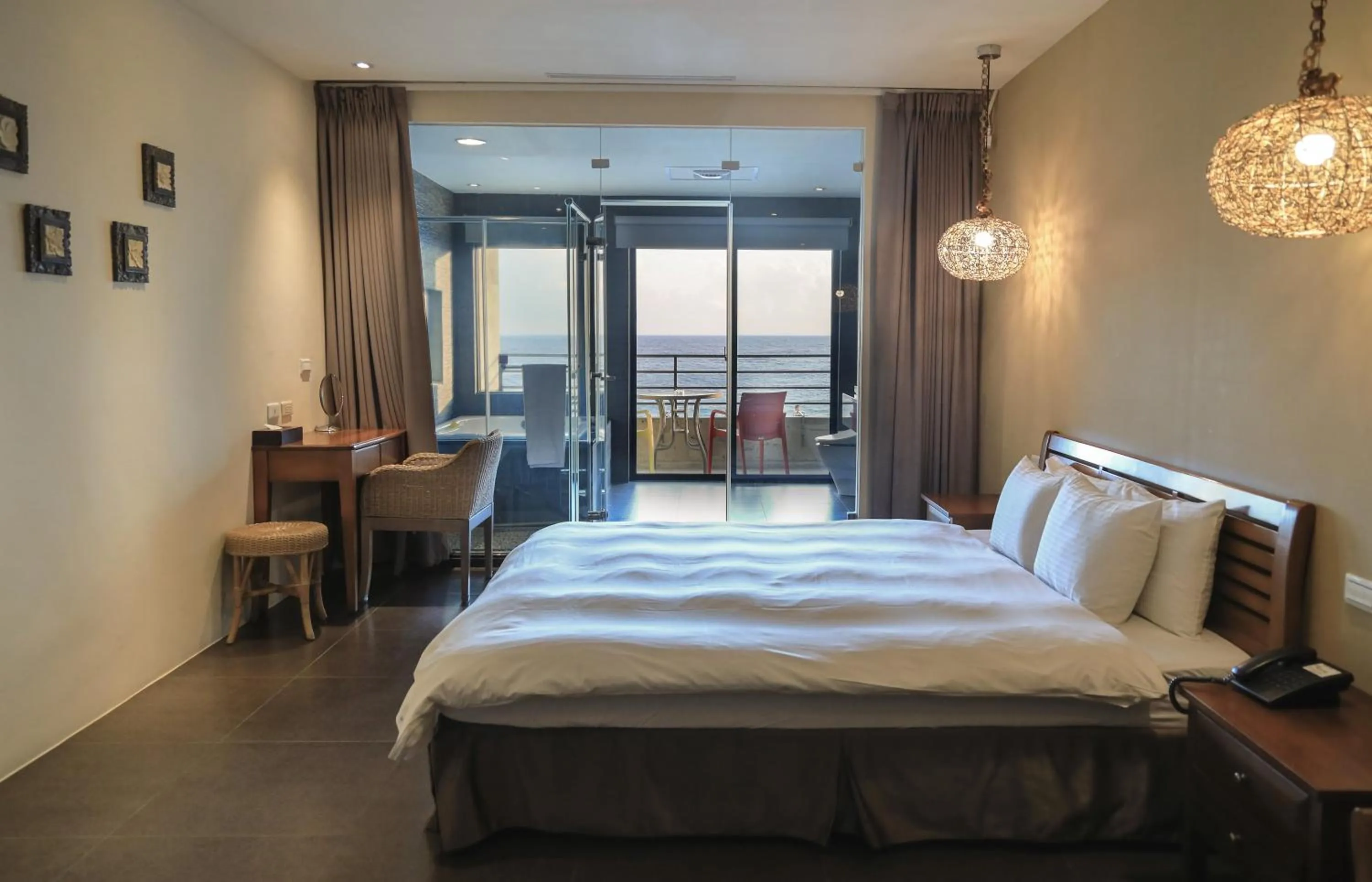 Photo of the whole room, Bed in Jing Guan Hotel