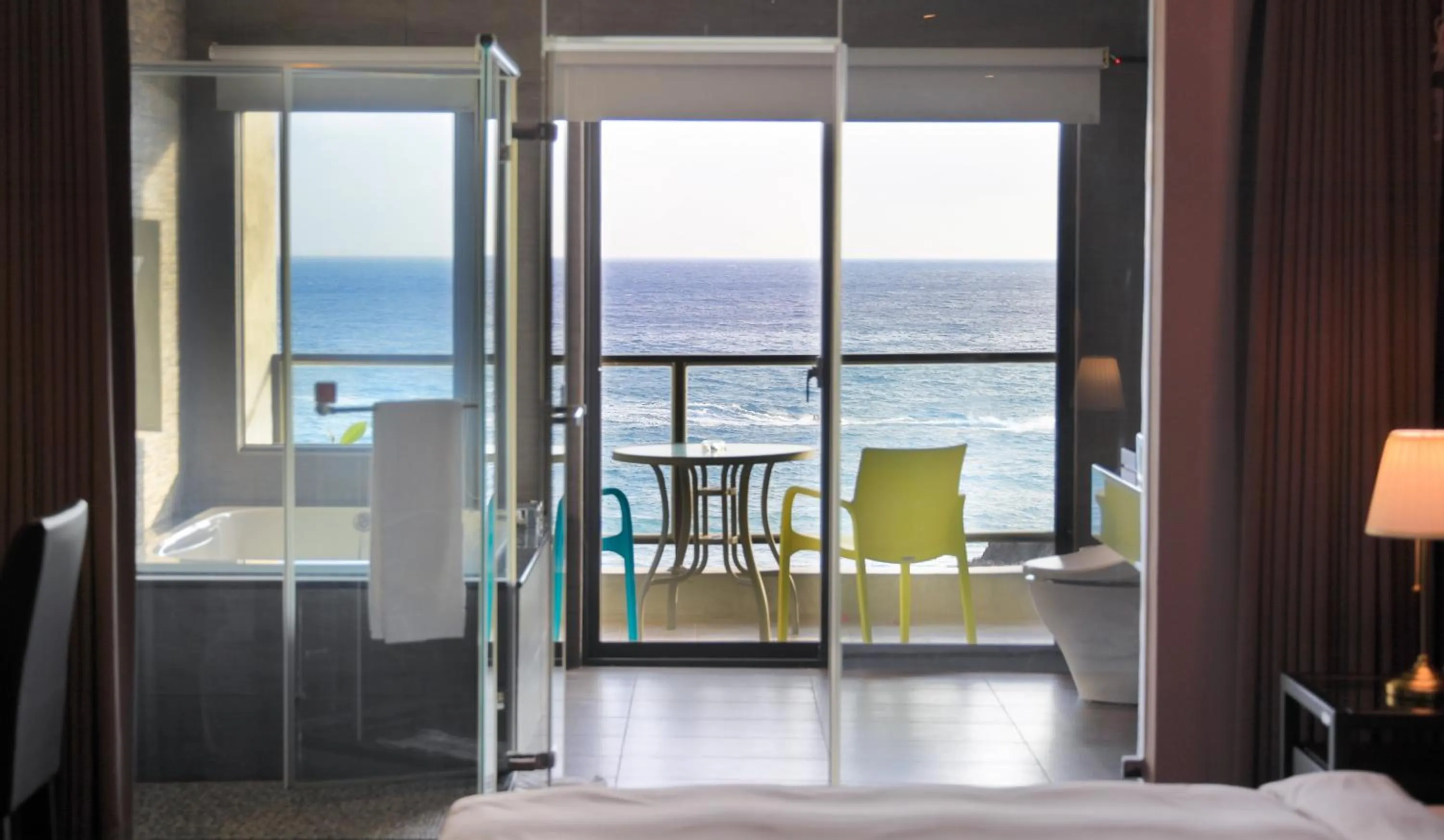 Balcony/Terrace, Bed in Jing Guan Hotel