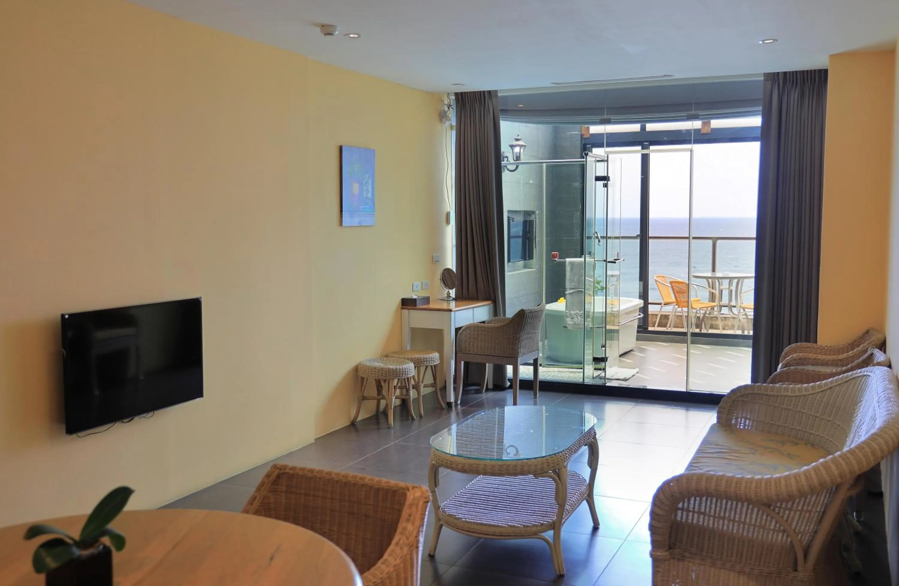 Communal lounge/ TV room in Jing Guan Hotel