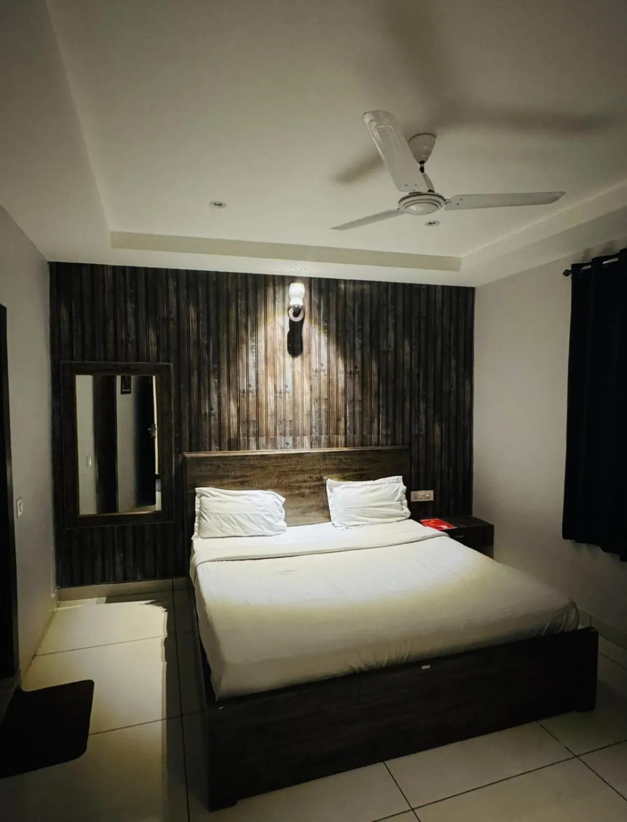 Bedroom, Bed in Hotel Pearl inn