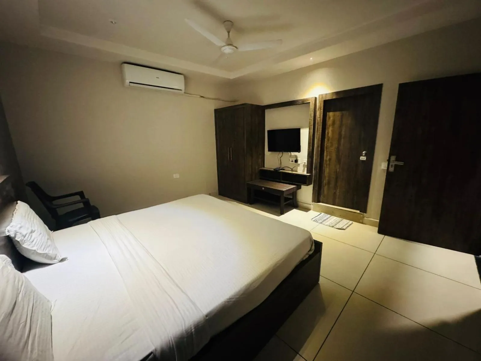 room service, Bed in Hotel Pearl inn